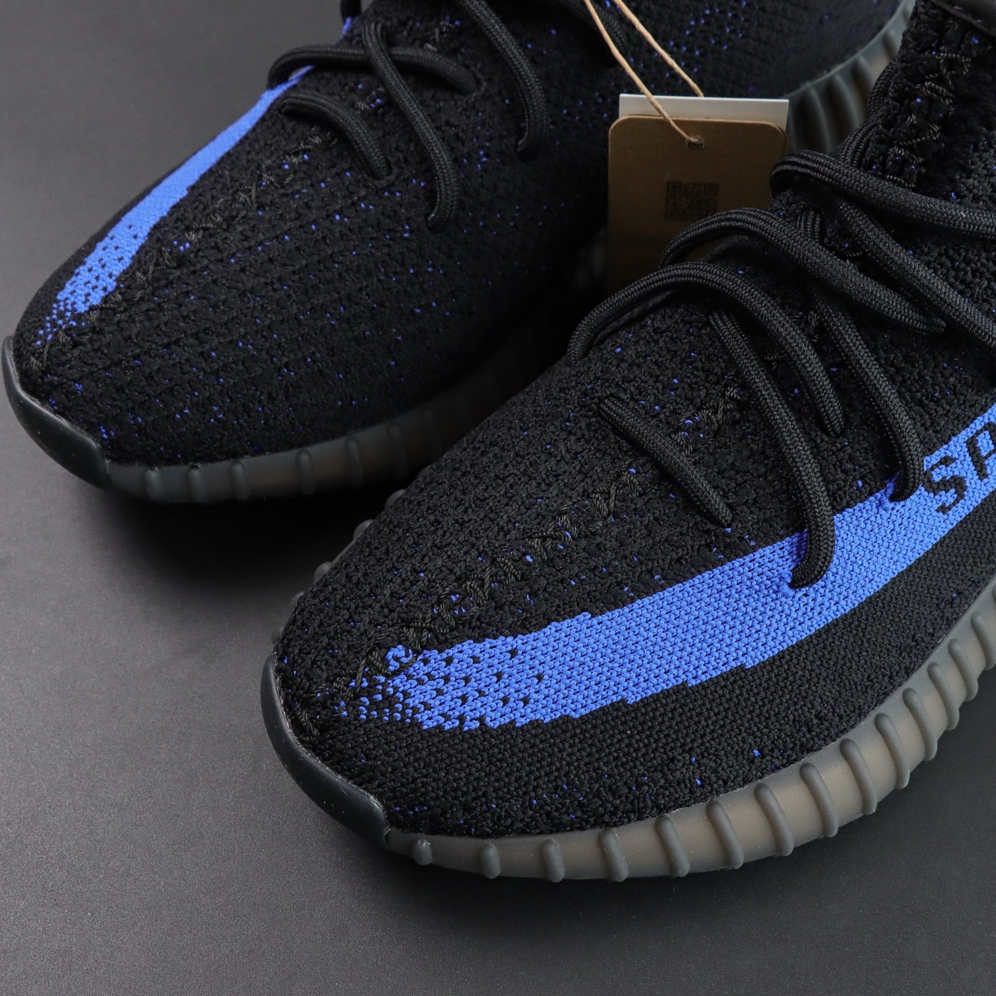 Ultra Dazzle Blue – Klasična crna, razbijena plavom energijom