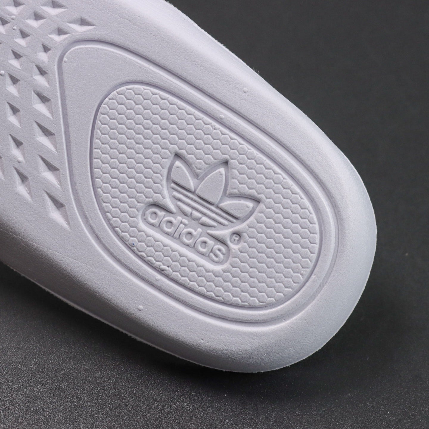 Ultra Cloud White – Čist stil. Čista energija.