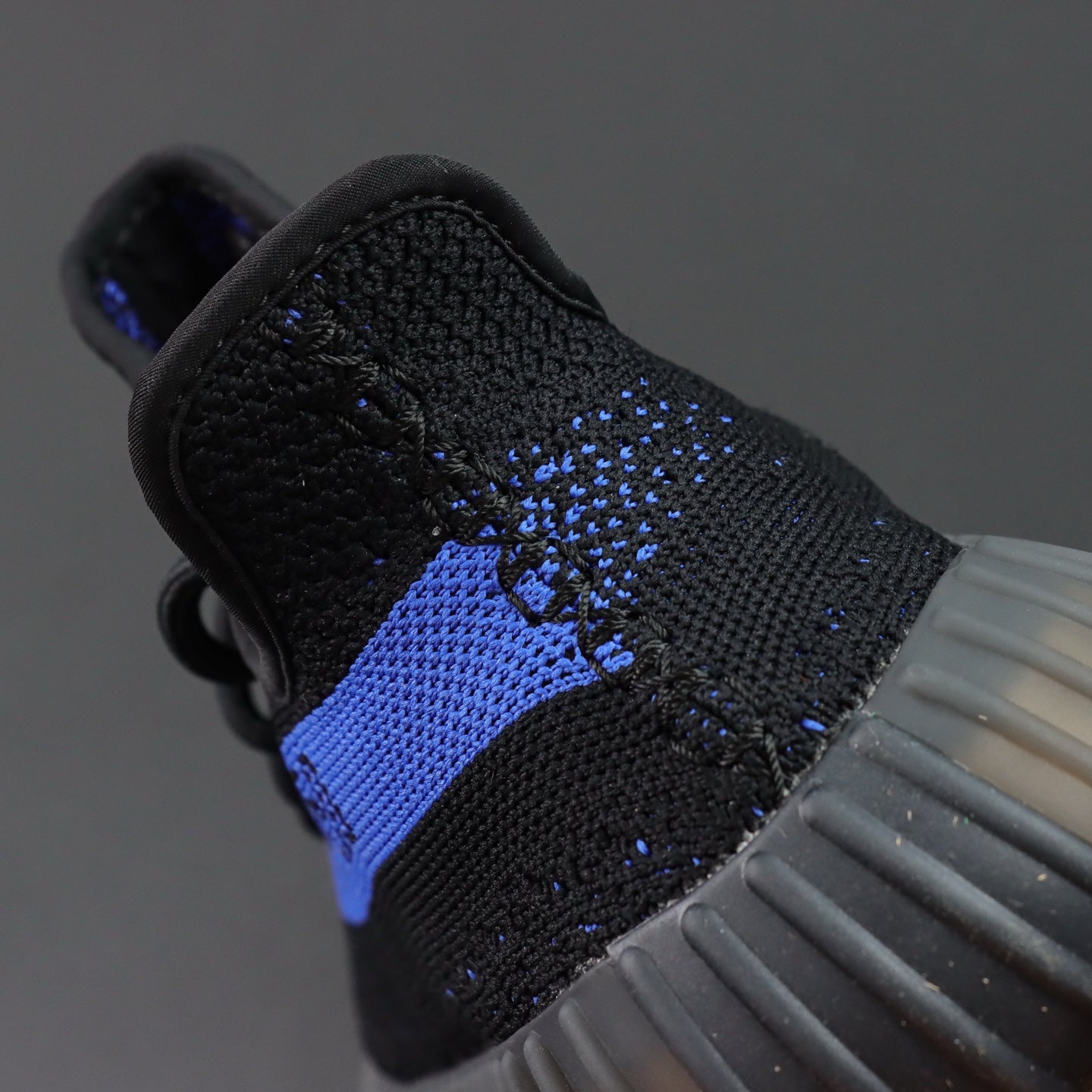 Ultra Dazzle Blue – Klasična crna, razbijena plavom energijom