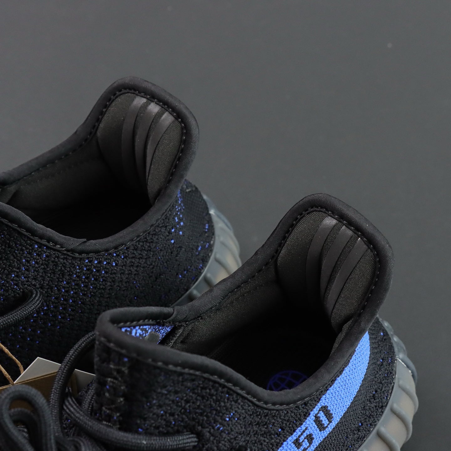 Ultra Dazzle Blue – Klasična crna, razbijena plavom energijom