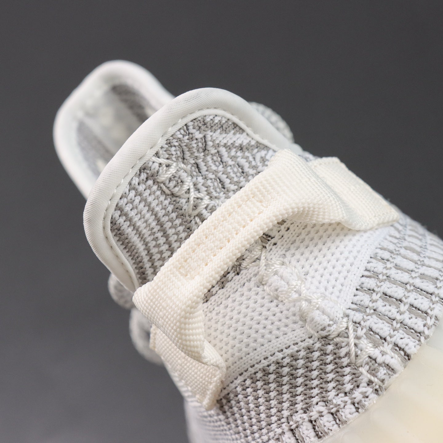 Ultra Static Glow – Klasičan stil. Noćni sjaj.