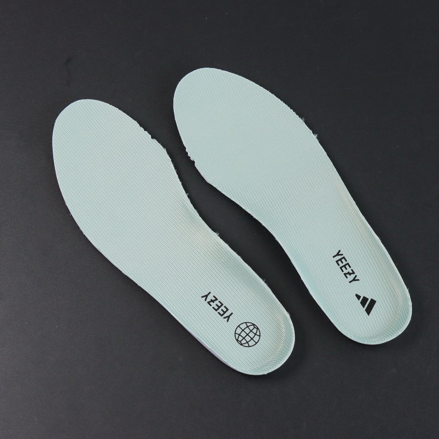 Ultra Slate Blue – Tamno plavi fokus. Minimalizam koji dominira.