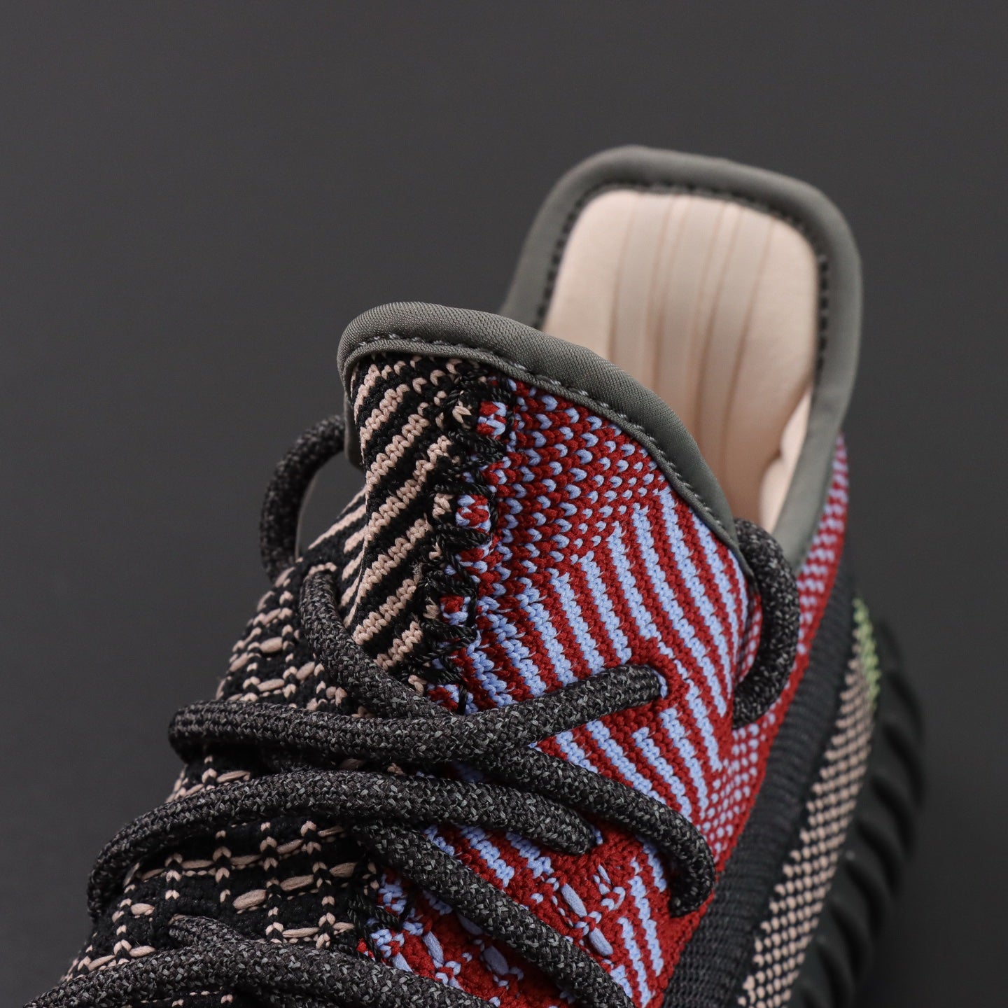 Ultra Yecheil Glow – Haos u bojama. Refleksija u mraku.