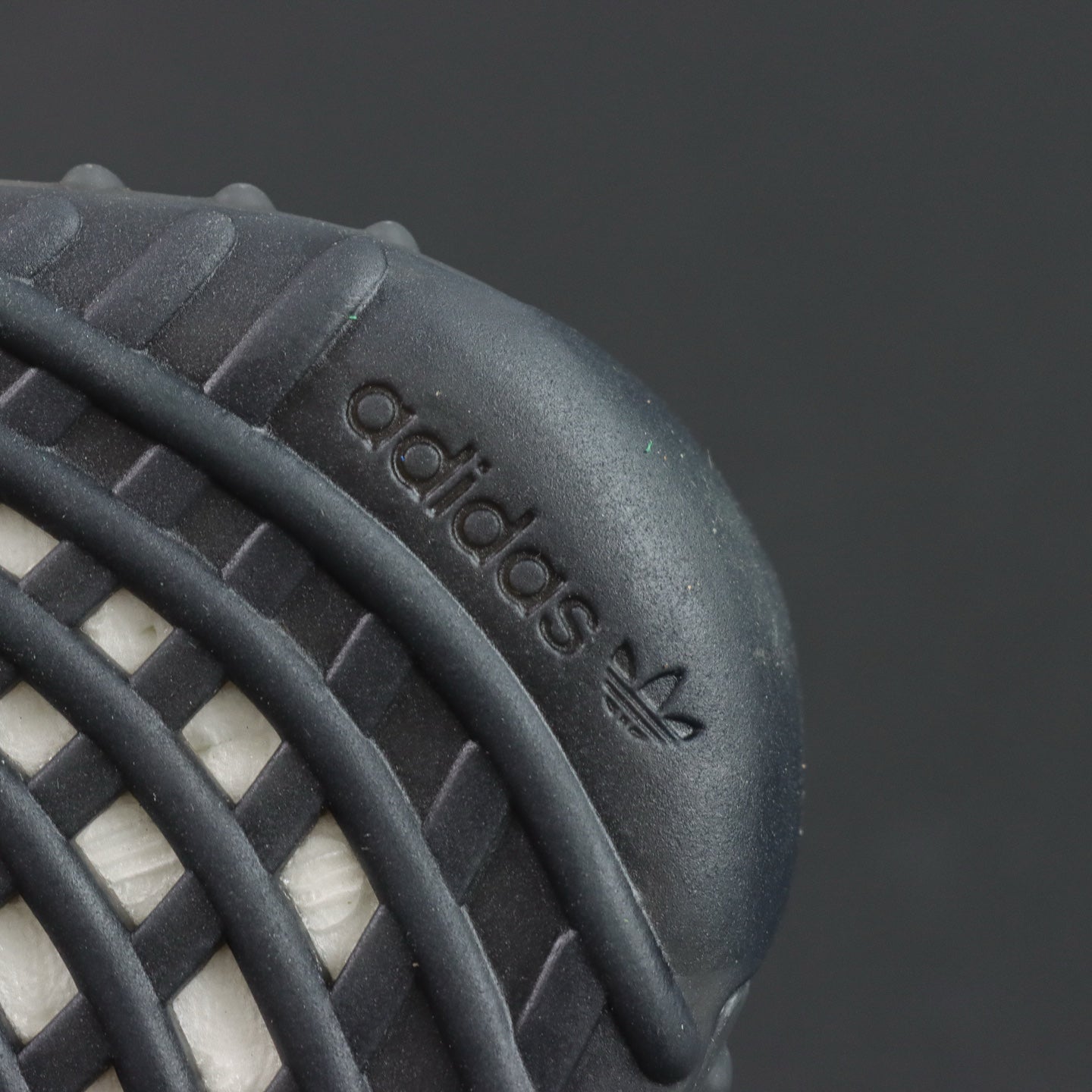 Ultra Dazzle Blue – Klasična crna, razbijena plavom energijom