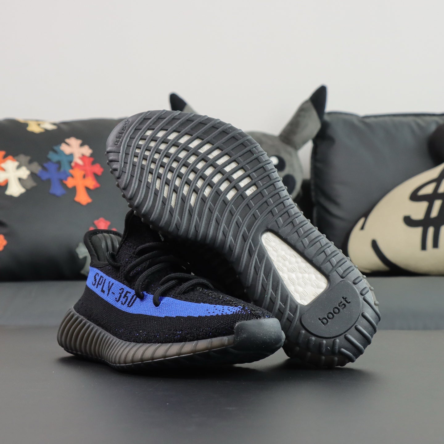 Ultra Dazzle Blue – Klasična crna, razbijena plavom energijom