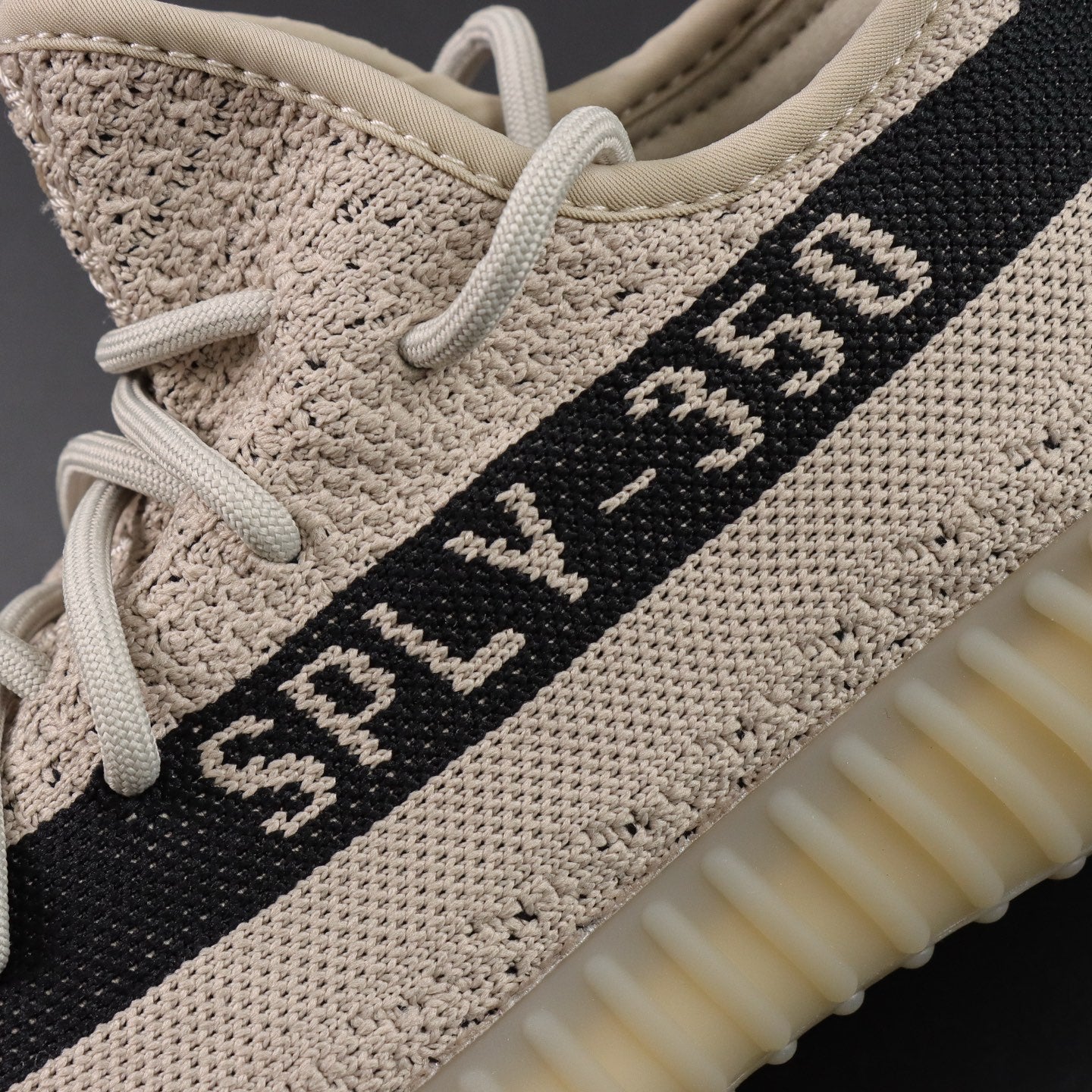 Ultra Slate Core – Siva tišina. Brutalna udobnost.