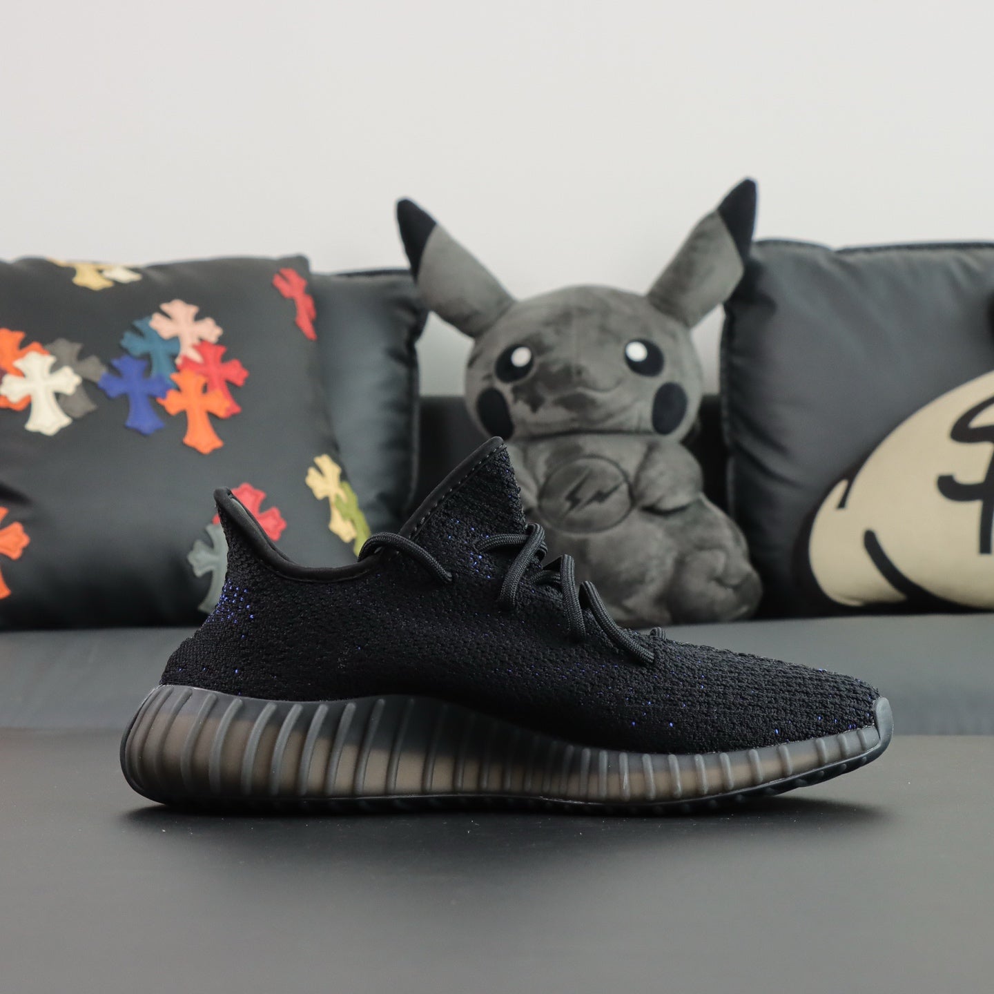 Ultra Dazzle Blue – Klasična crna, razbijena plavom energijom