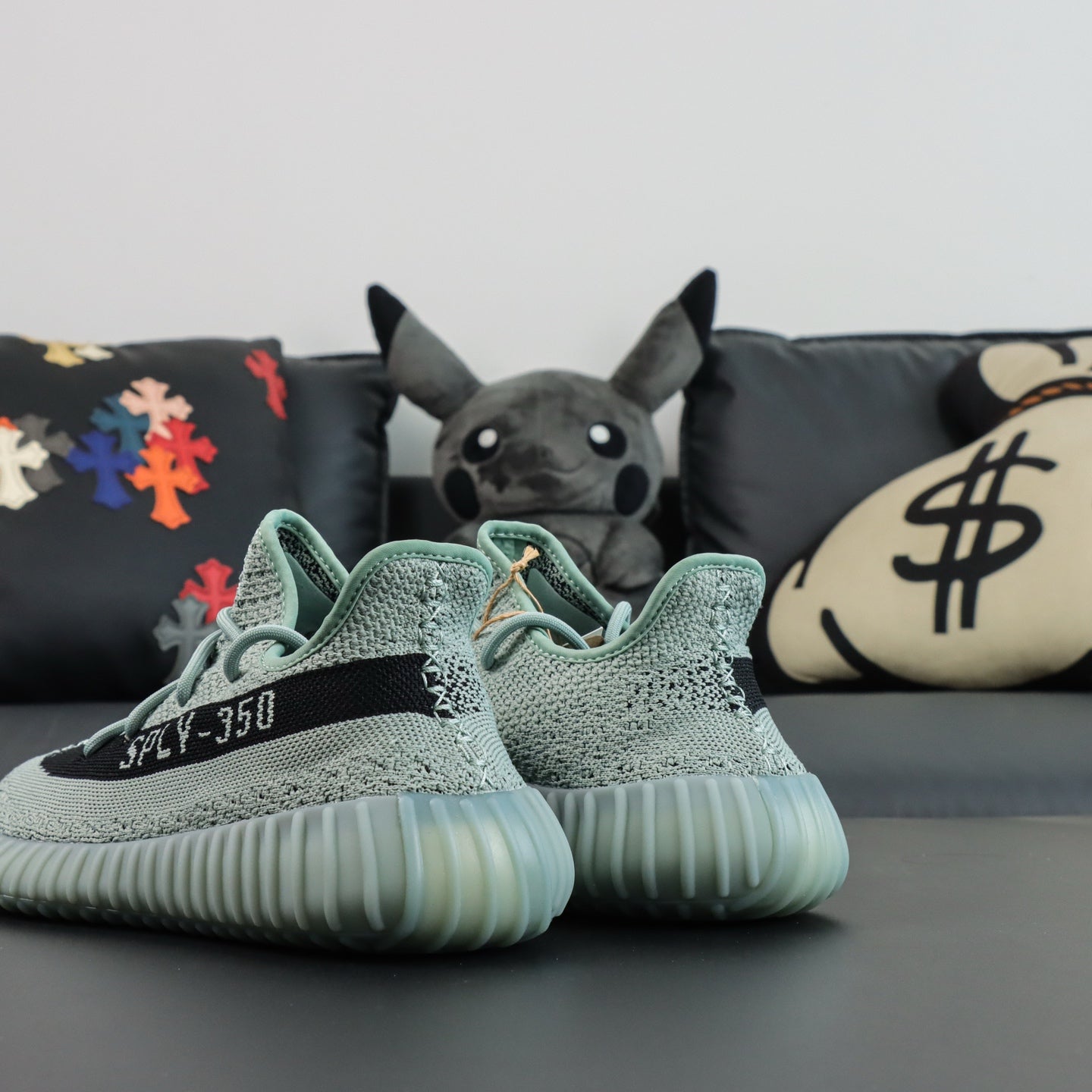 Ultra Slate Blue – Tamno plavi fokus. Minimalizam koji dominira.