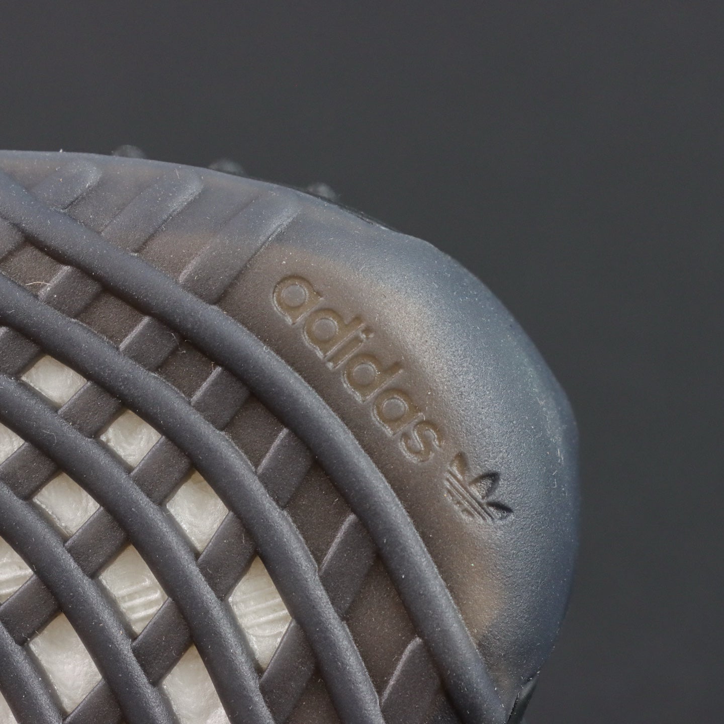 Ultra Shadow Black Red – Tihi luksuz & agresivan stil