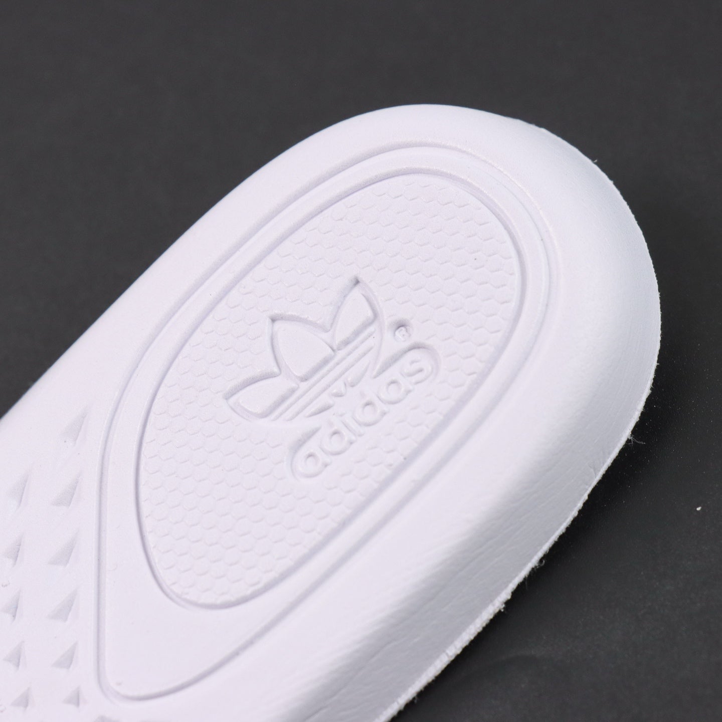 Ultra Yecheil Glow – Haos u bojama. Refleksija u mraku.