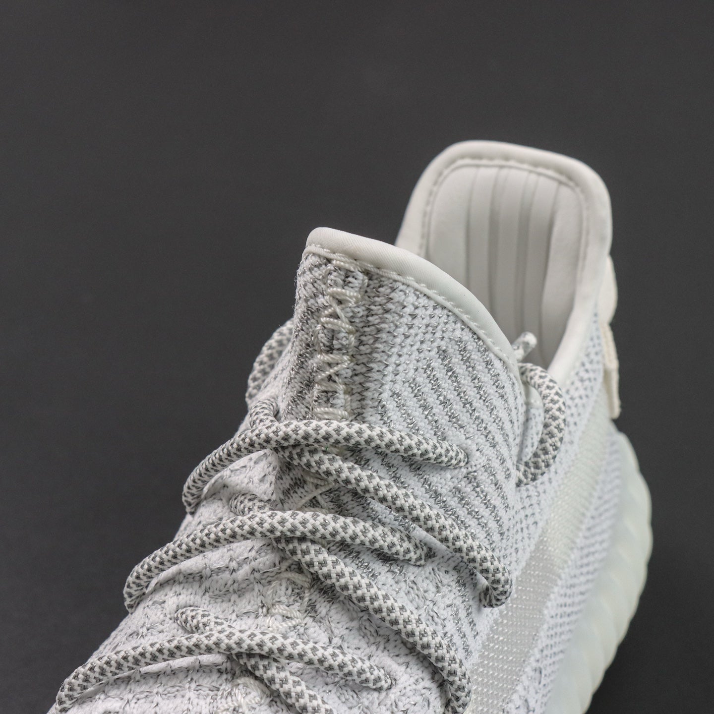 Ultra Static Glow – Klasičan stil. Noćni sjaj.