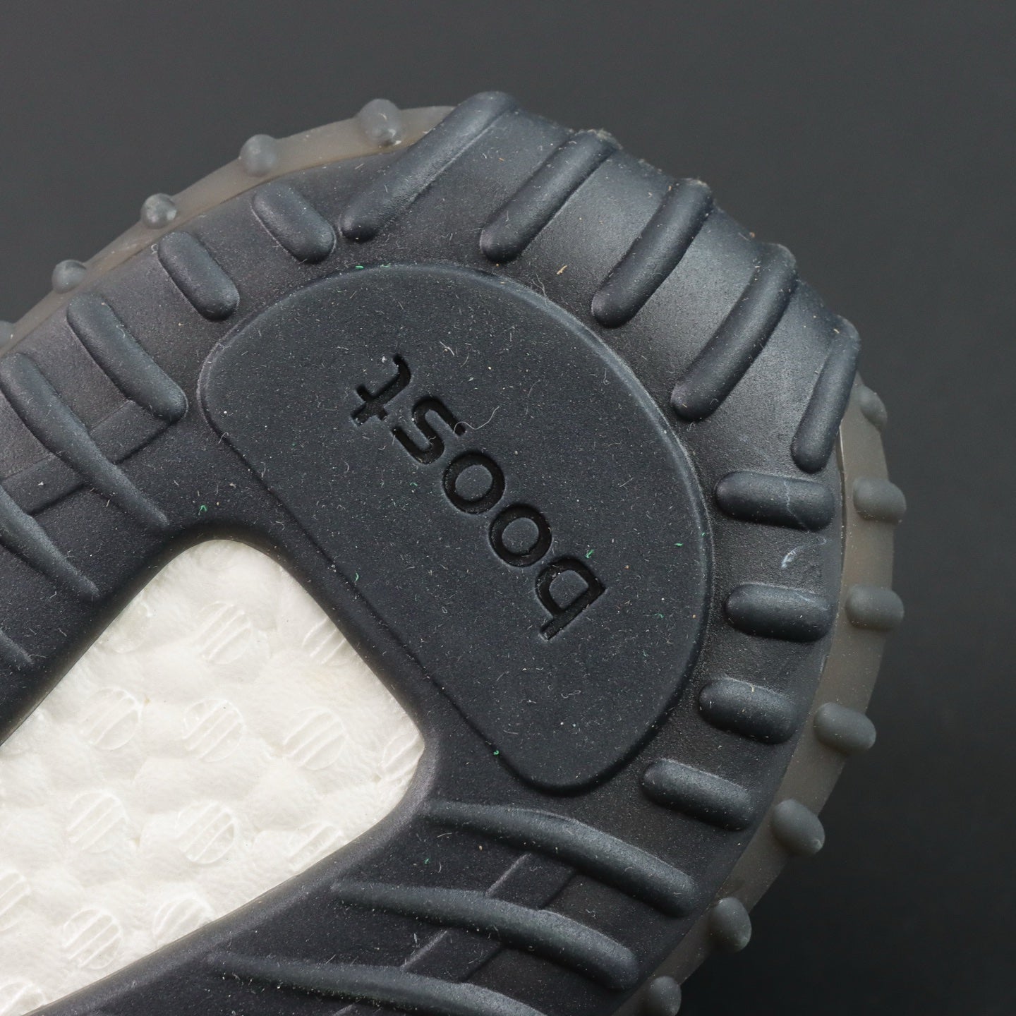 Ultra Dazzle Blue – Klasična crna, razbijena plavom energijom