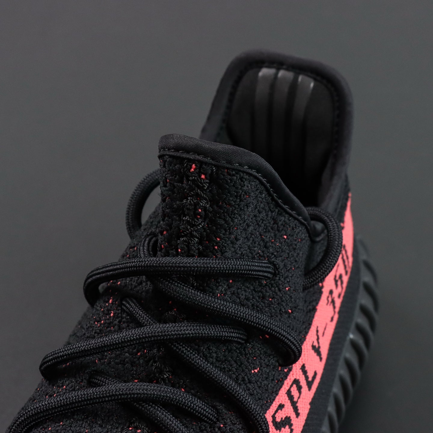 Ultra Shadow Black Red – Tihi luksuz & agresivan stil