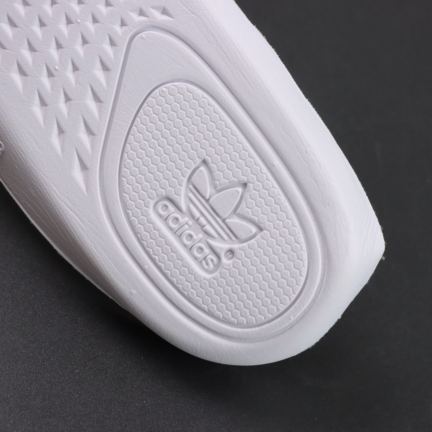 Ultra Slate Core – Siva tišina. Brutalna udobnost.