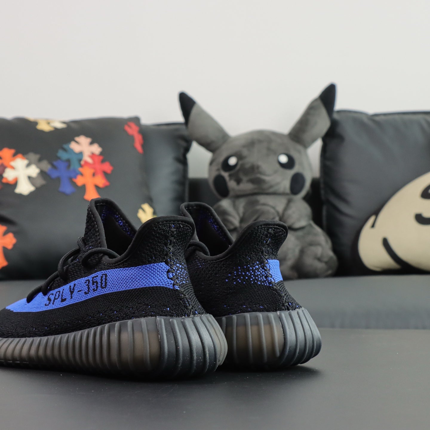 Ultra Dazzle Blue – Klasična crna, razbijena plavom energijom