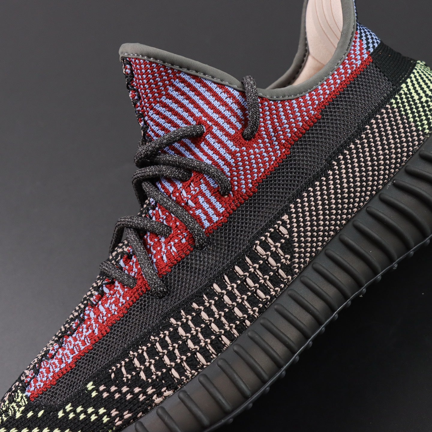 Ultra Yecheil Glow – Haos u bojama. Refleksija u mraku.