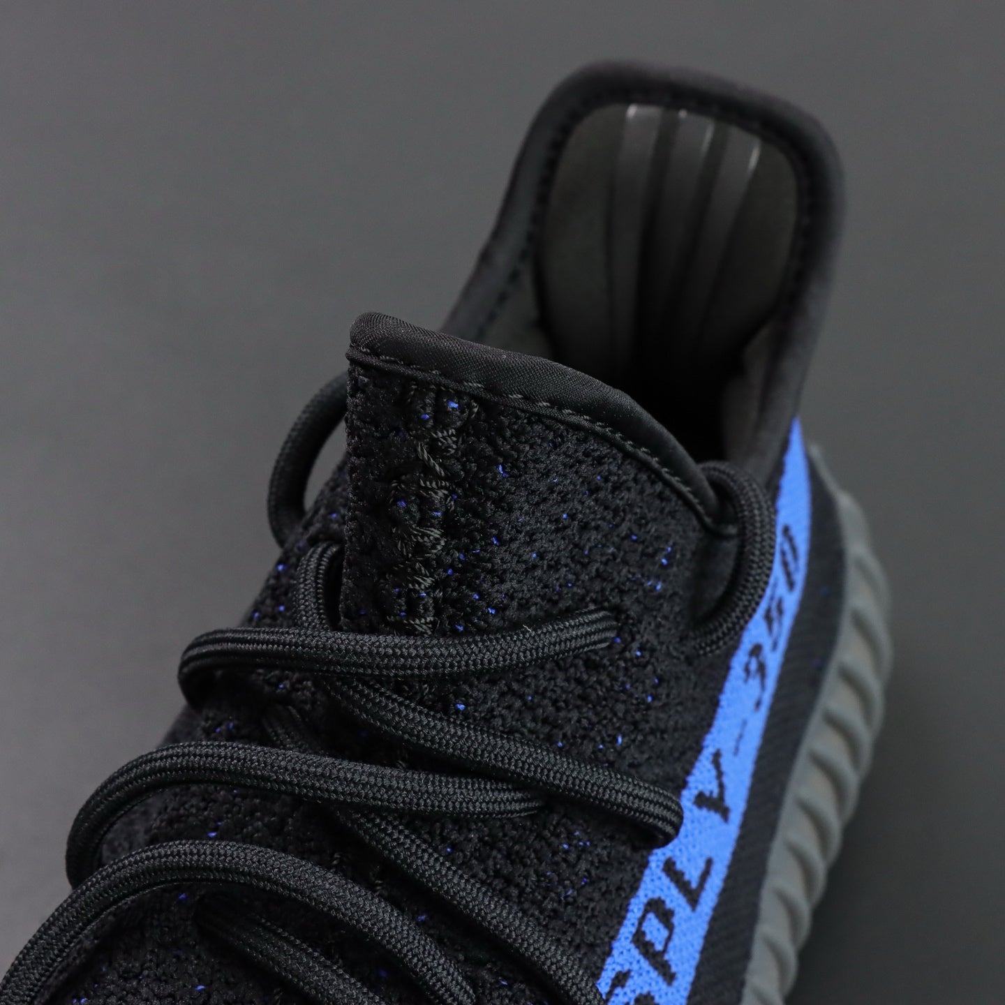 Ultra Dazzle Blue – Klasična crna, razbijena plavom energijom