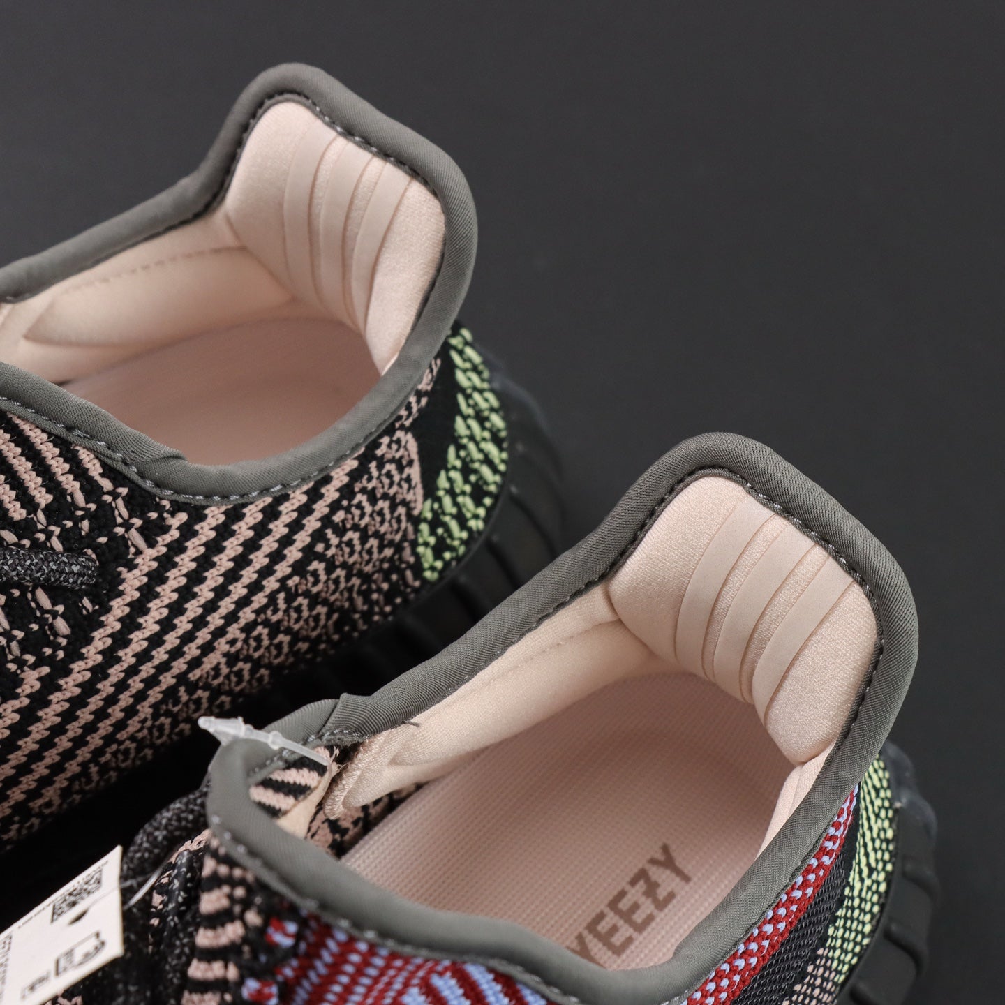 Ultra Yecheil Glow – Haos u bojama. Refleksija u mraku.