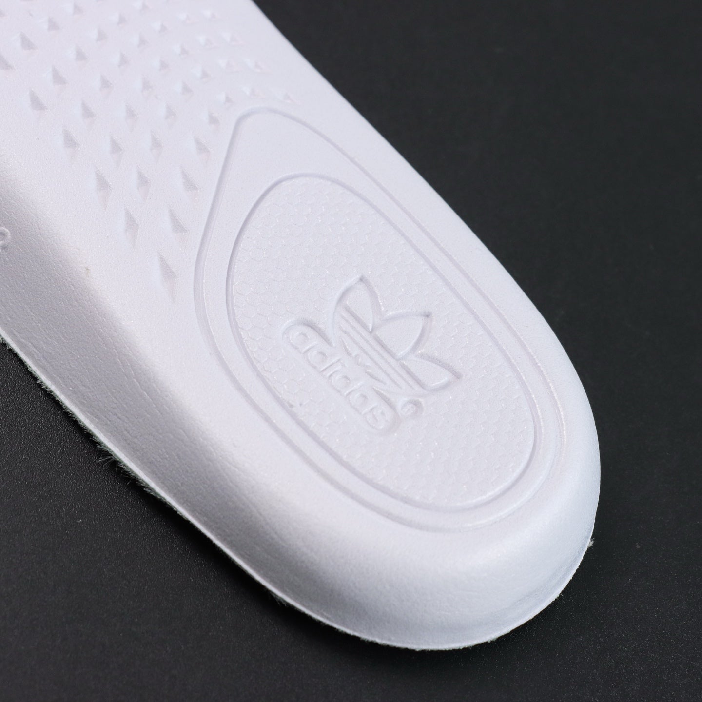 Ultra Slate Blue – Tamno plavi fokus. Minimalizam koji dominira.