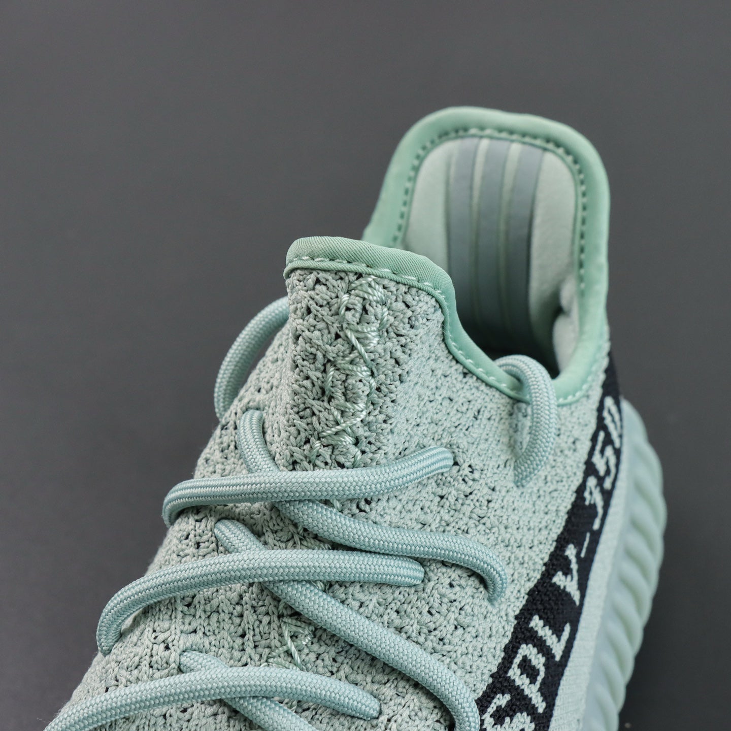 Ultra Slate Blue – Tamno plavi fokus. Minimalizam koji dominira.