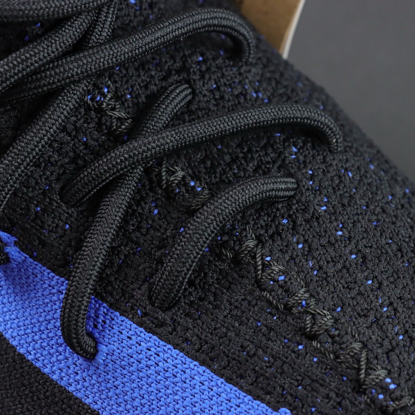 Ultra Dazzle Blue – Klasična crna, razbijena plavom energijom