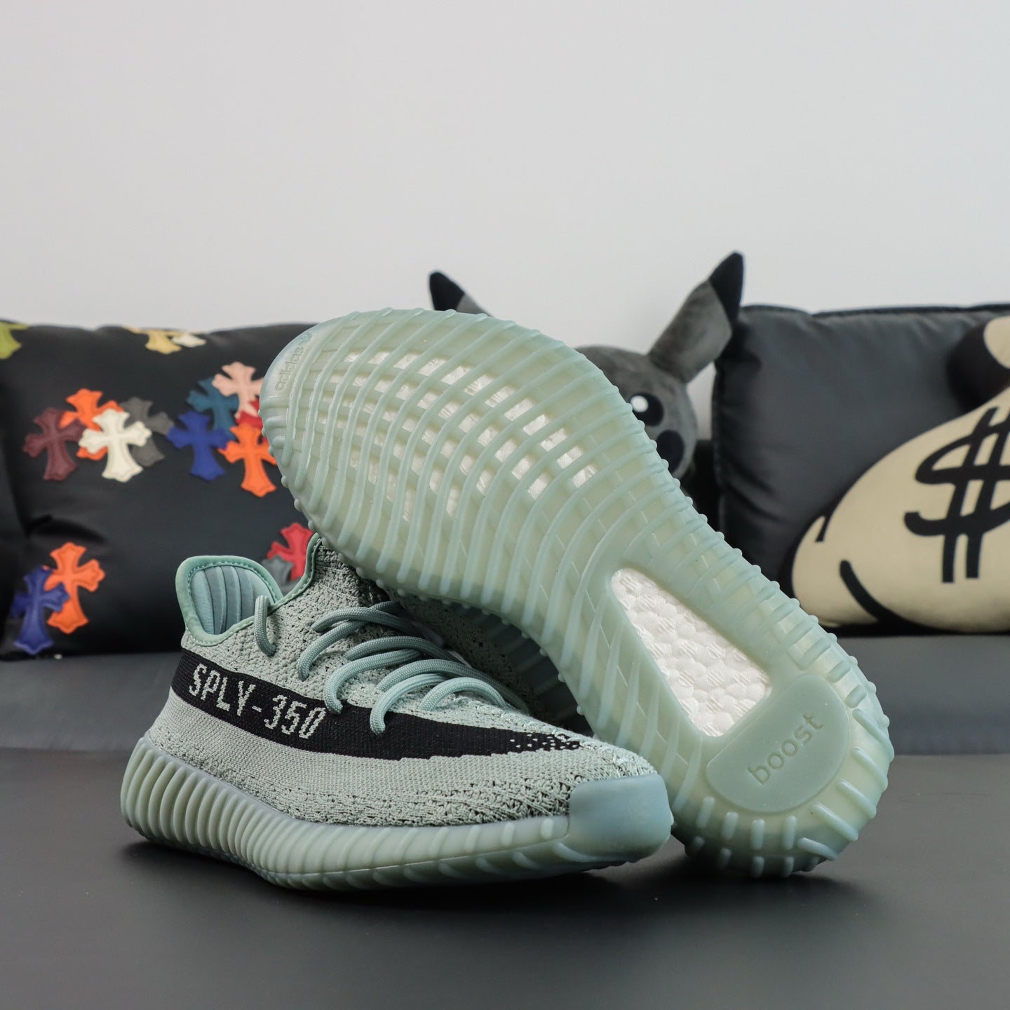 Ultra Slate Blue – Tamno plavi fokus. Minimalizam koji dominira.