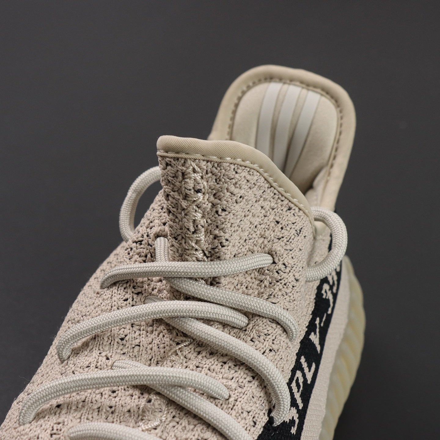 Ultra Slate Core – Siva tišina. Brutalna udobnost.