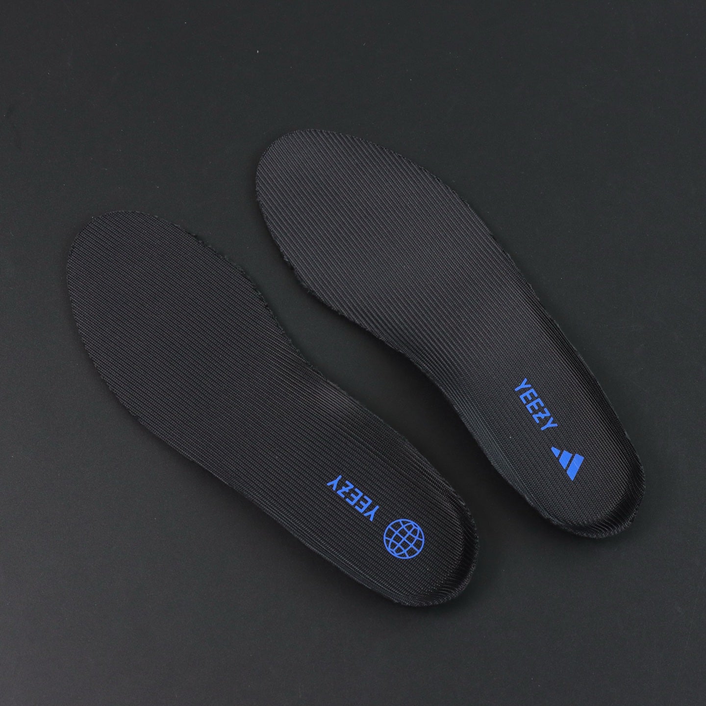 Ultra Dazzle Blue – Klasična crna, razbijena plavom energijom