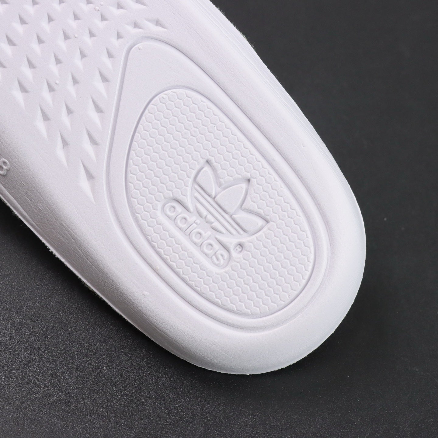 Ultra Granite – Gradska tišina. Kamena stabilnost.