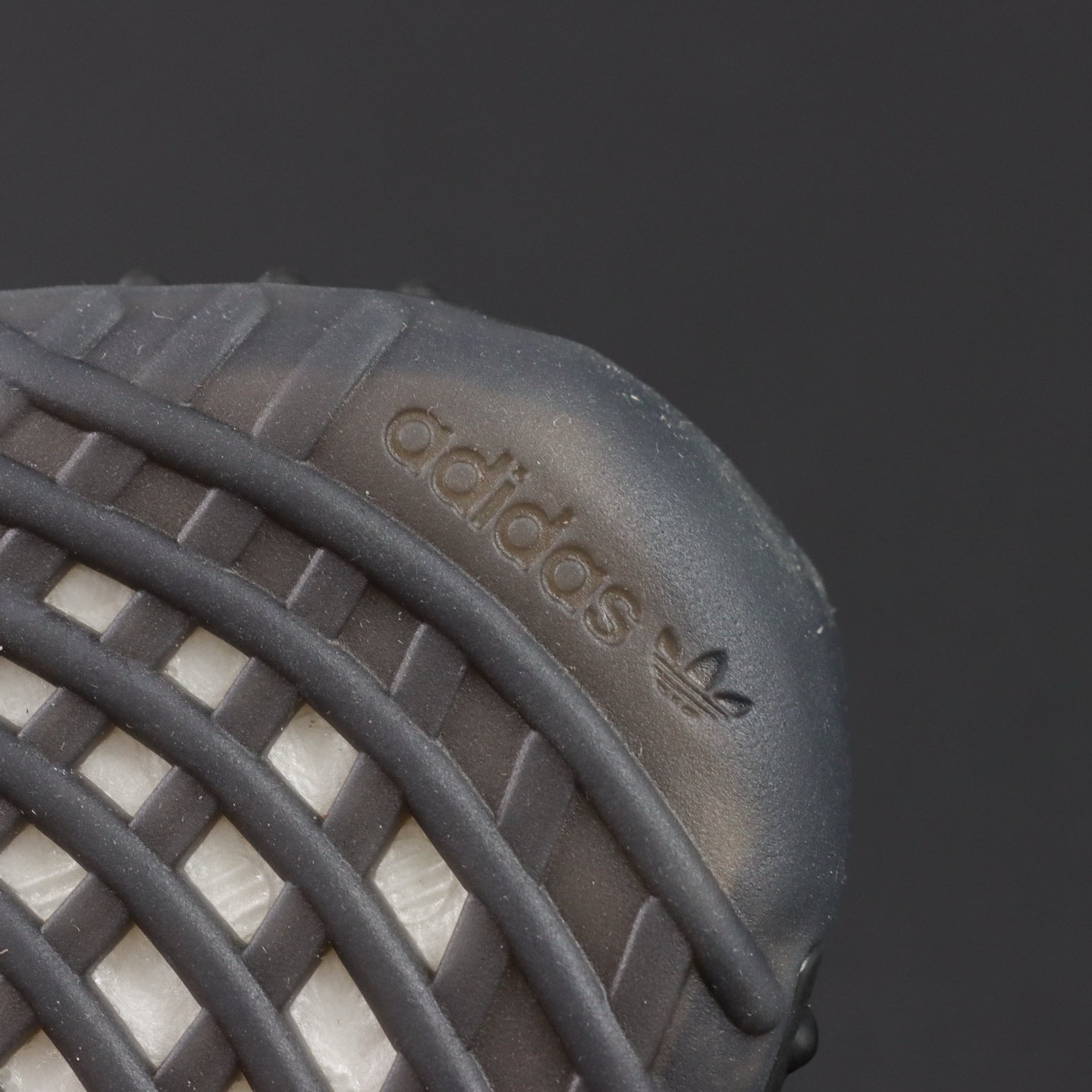 Ultra Yecheil Glow – Haos u bojama. Refleksija u mraku.