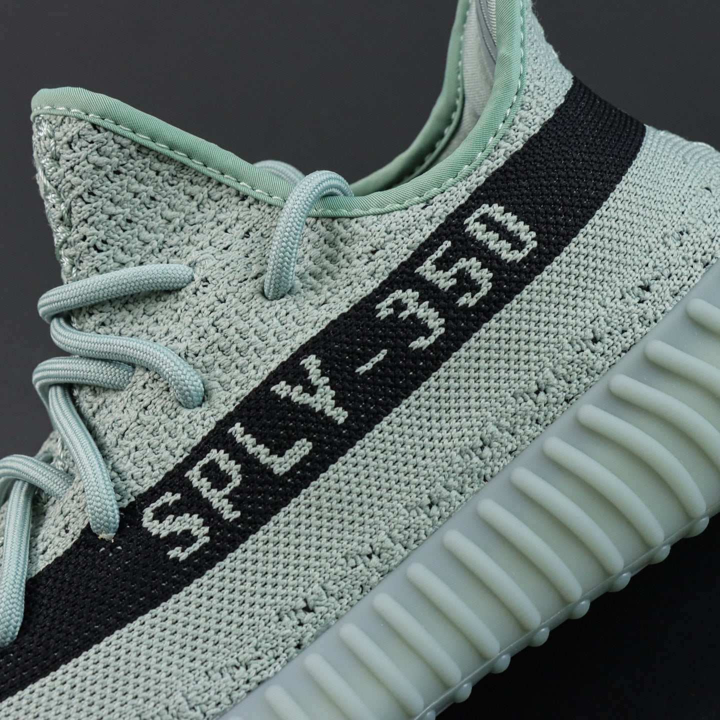 Ultra Slate Blue – Tamno plavi fokus. Minimalizam koji dominira.