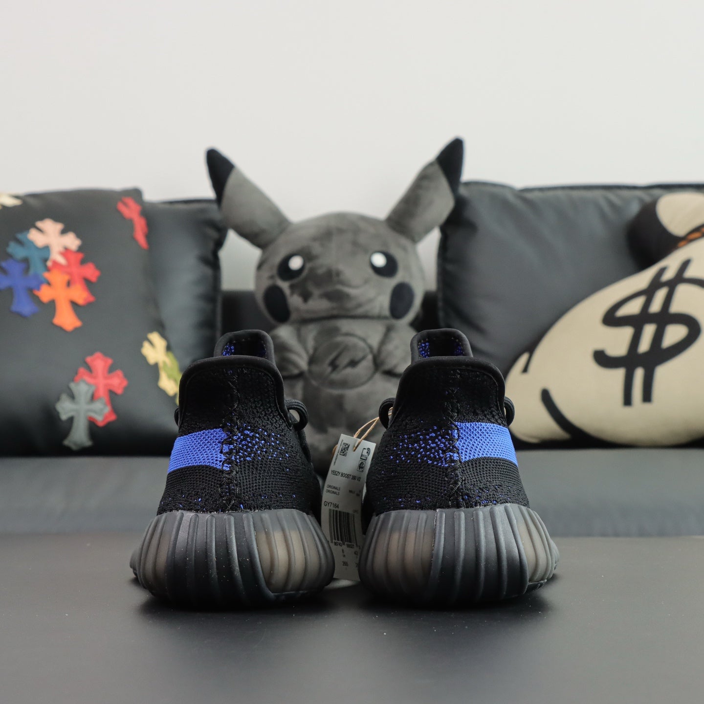 Ultra Dazzle Blue – Klasična crna, razbijena plavom energijom