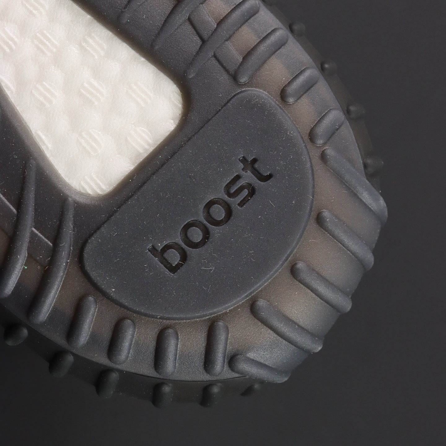 Ultra Yecheil Glow – Haos u bojama. Refleksija u mraku.