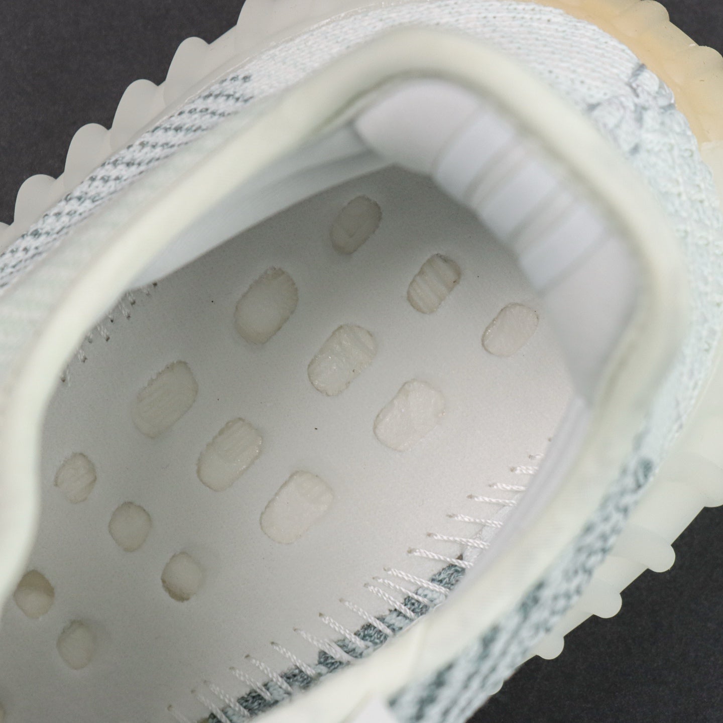 Ultra Cloud White – Čist stil. Čista energija.