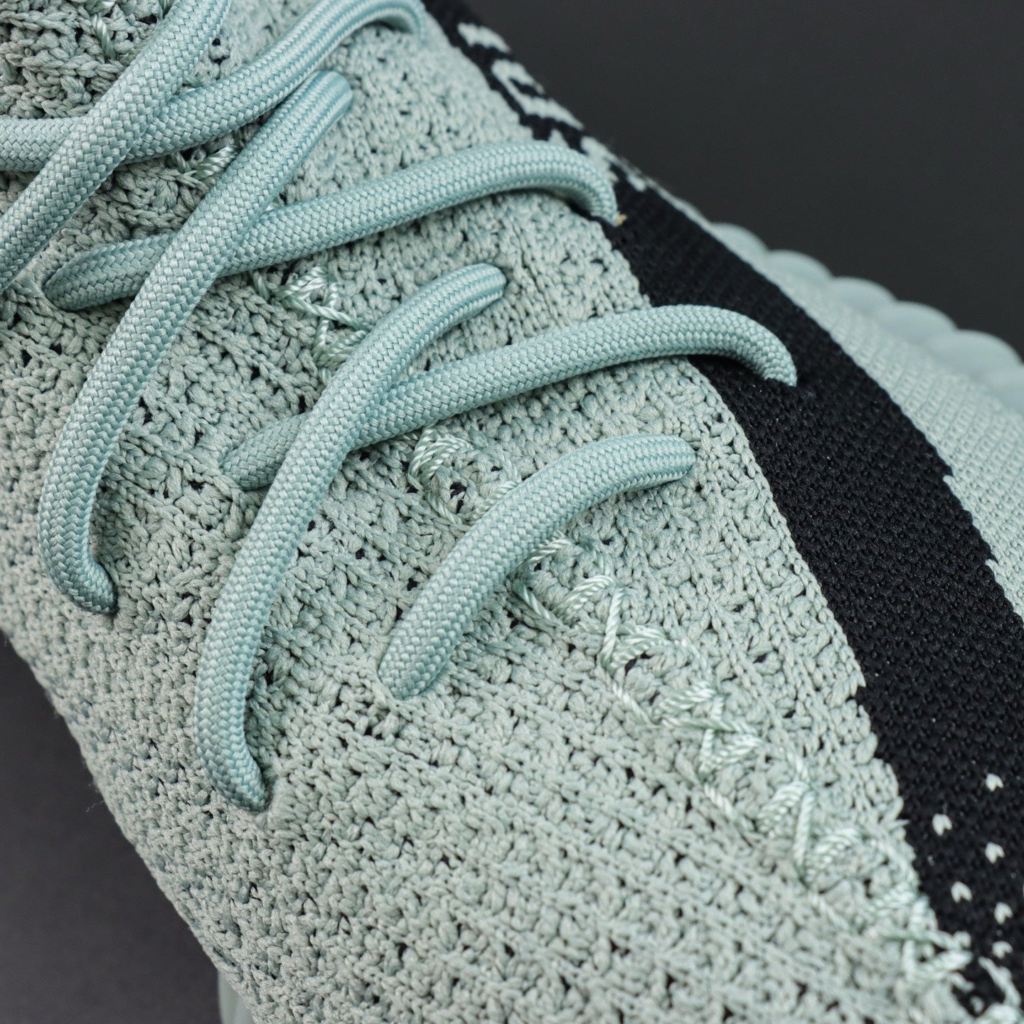 Ultra Slate Blue – Tamno plavi fokus. Minimalizam koji dominira.