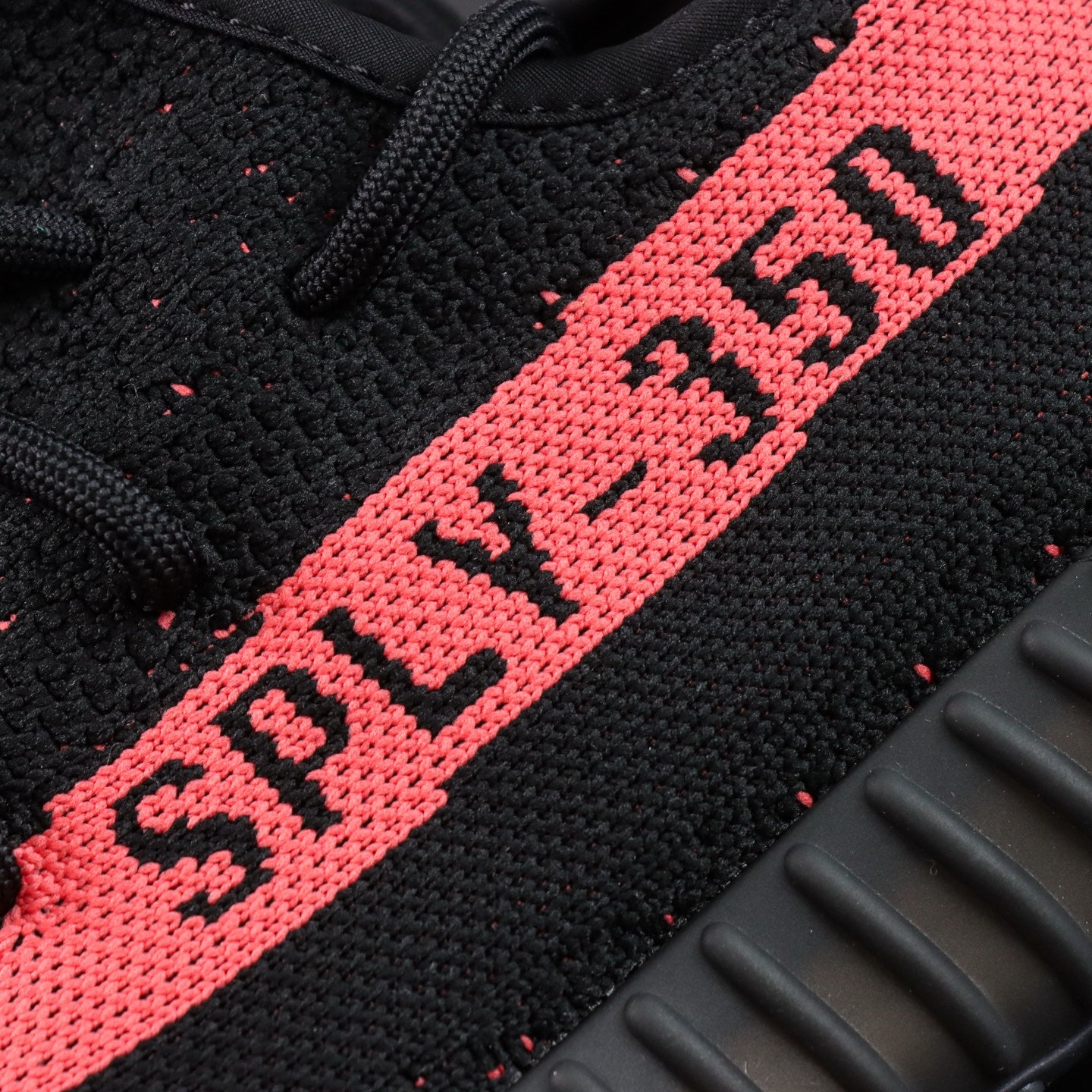 Ultra Shadow Black Red – Tihi luksuz & agresivan stil