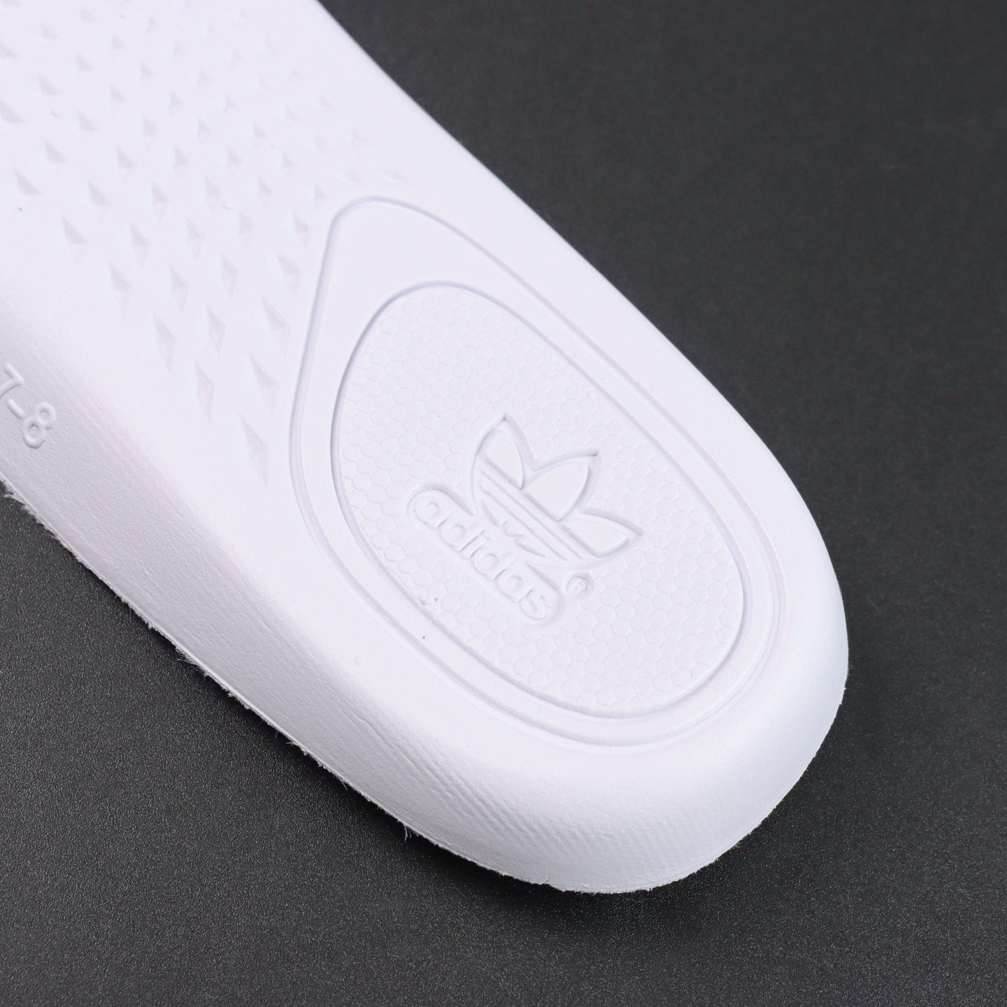 Ultra Static Glow – Klasičan stil. Noćni sjaj.