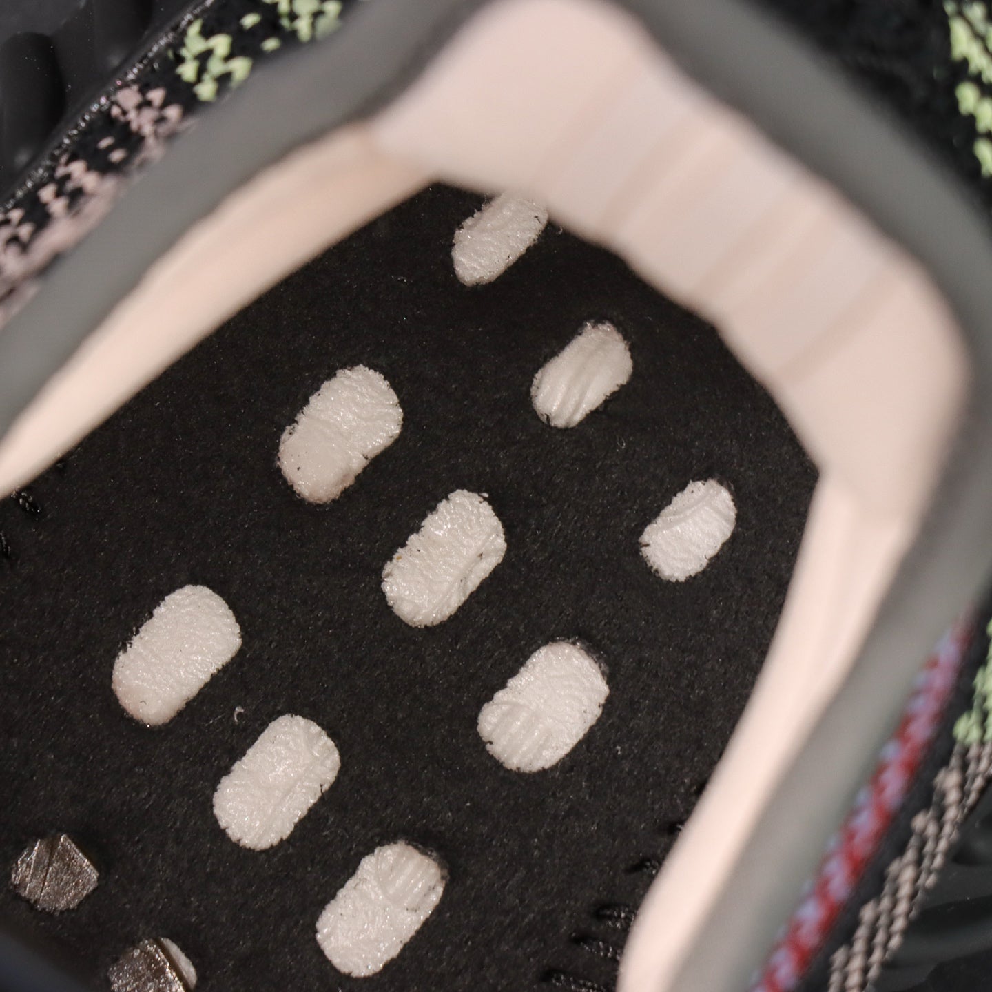 Ultra Yecheil Glow – Haos u bojama. Refleksija u mraku.