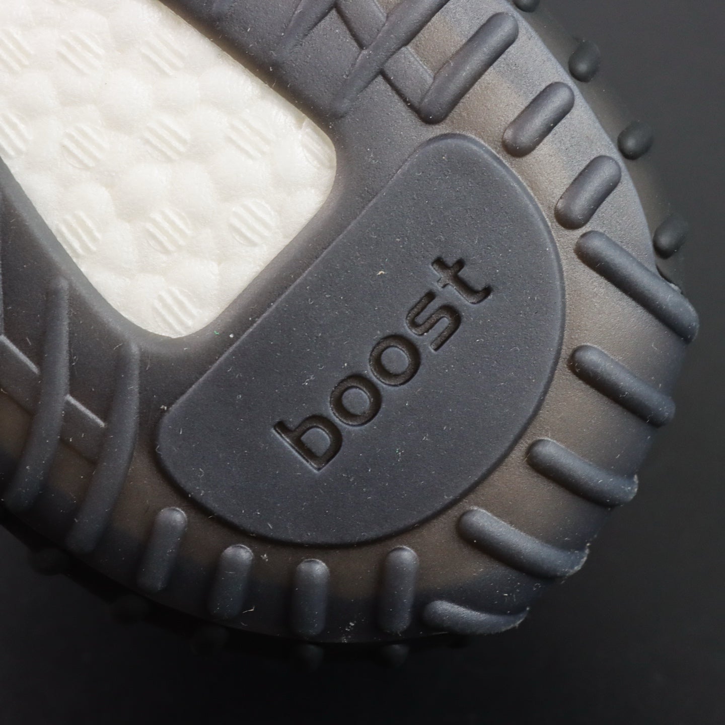 Ultra Shadow Black Red – Tihi luksuz & agresivan stil