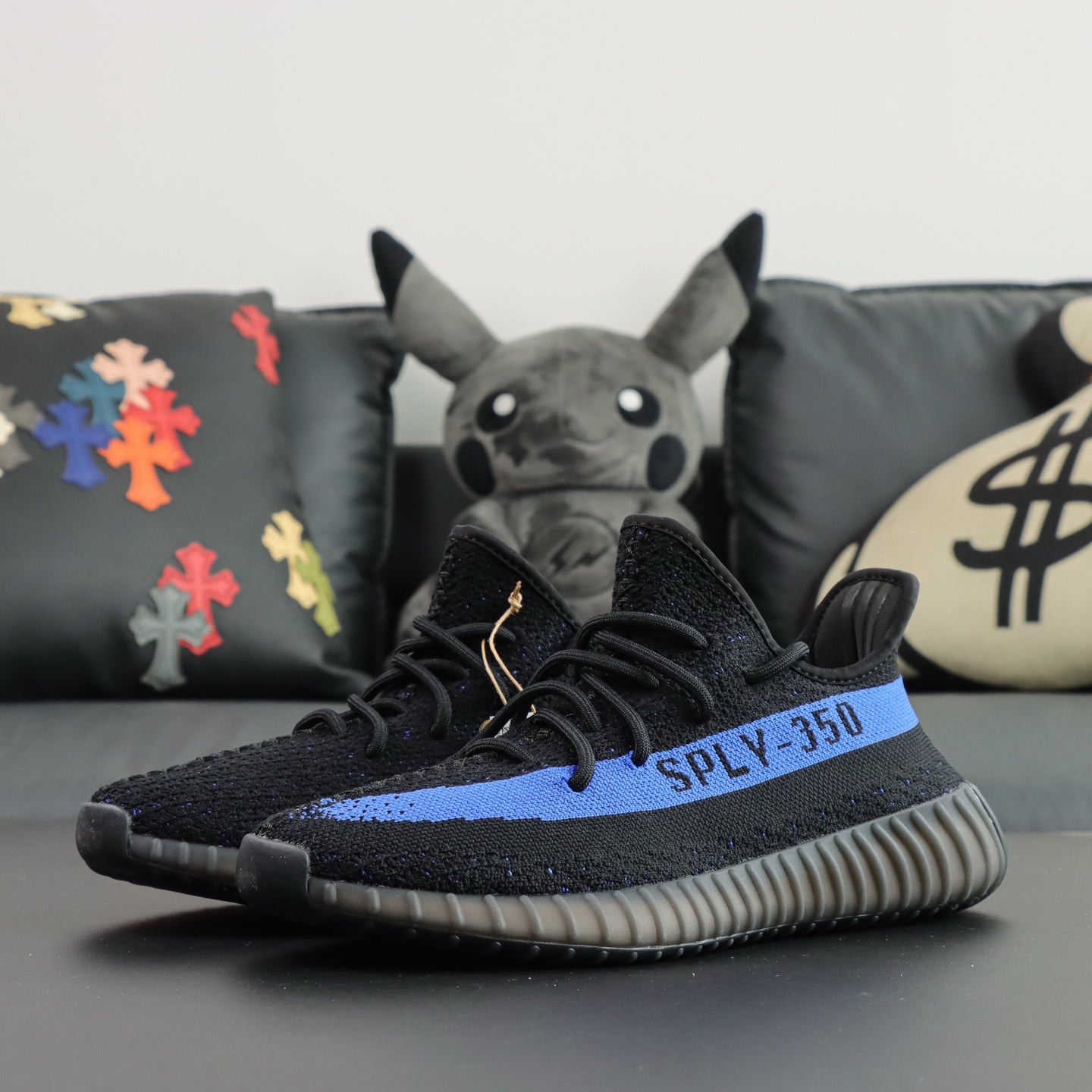 Ultra Dazzle Blue – Klasična crna, razbijena plavom energijom