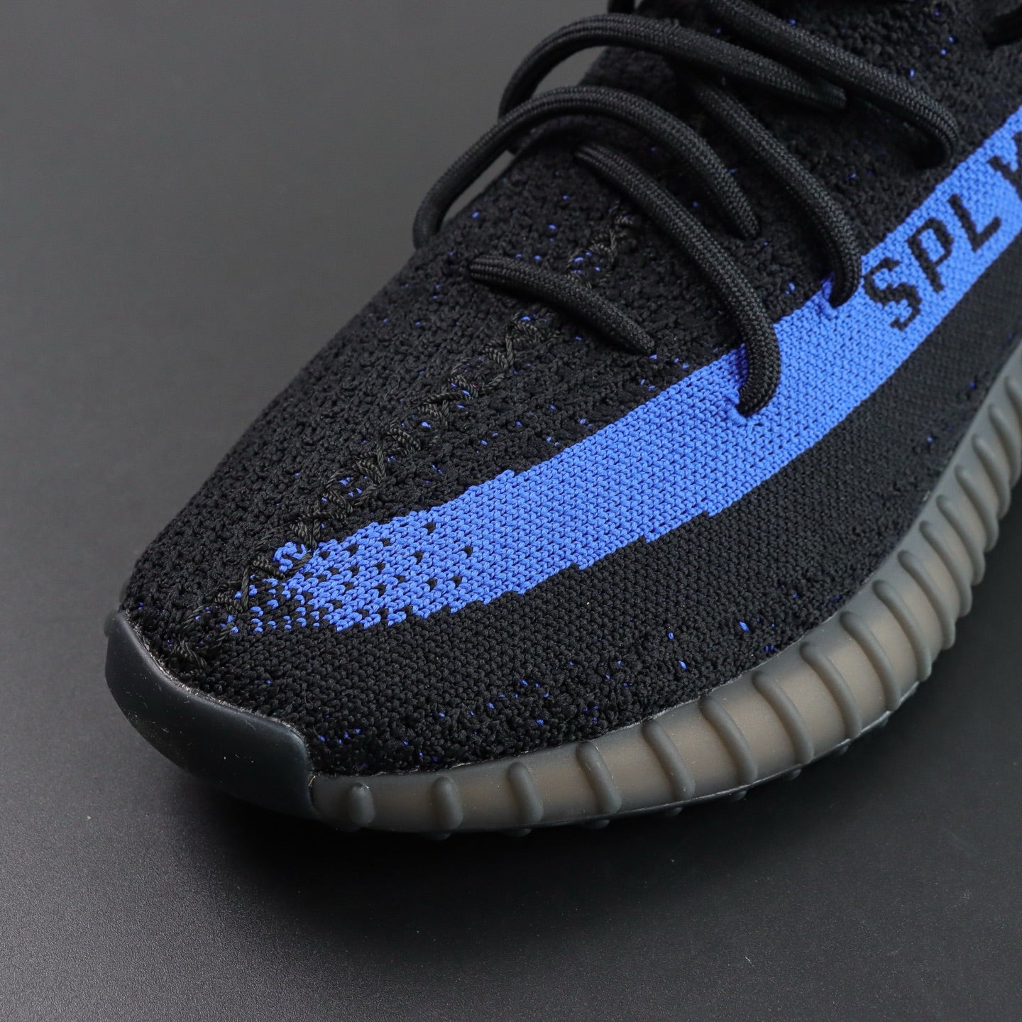 Ultra Dazzle Blue – Klasična crna, razbijena plavom energijom