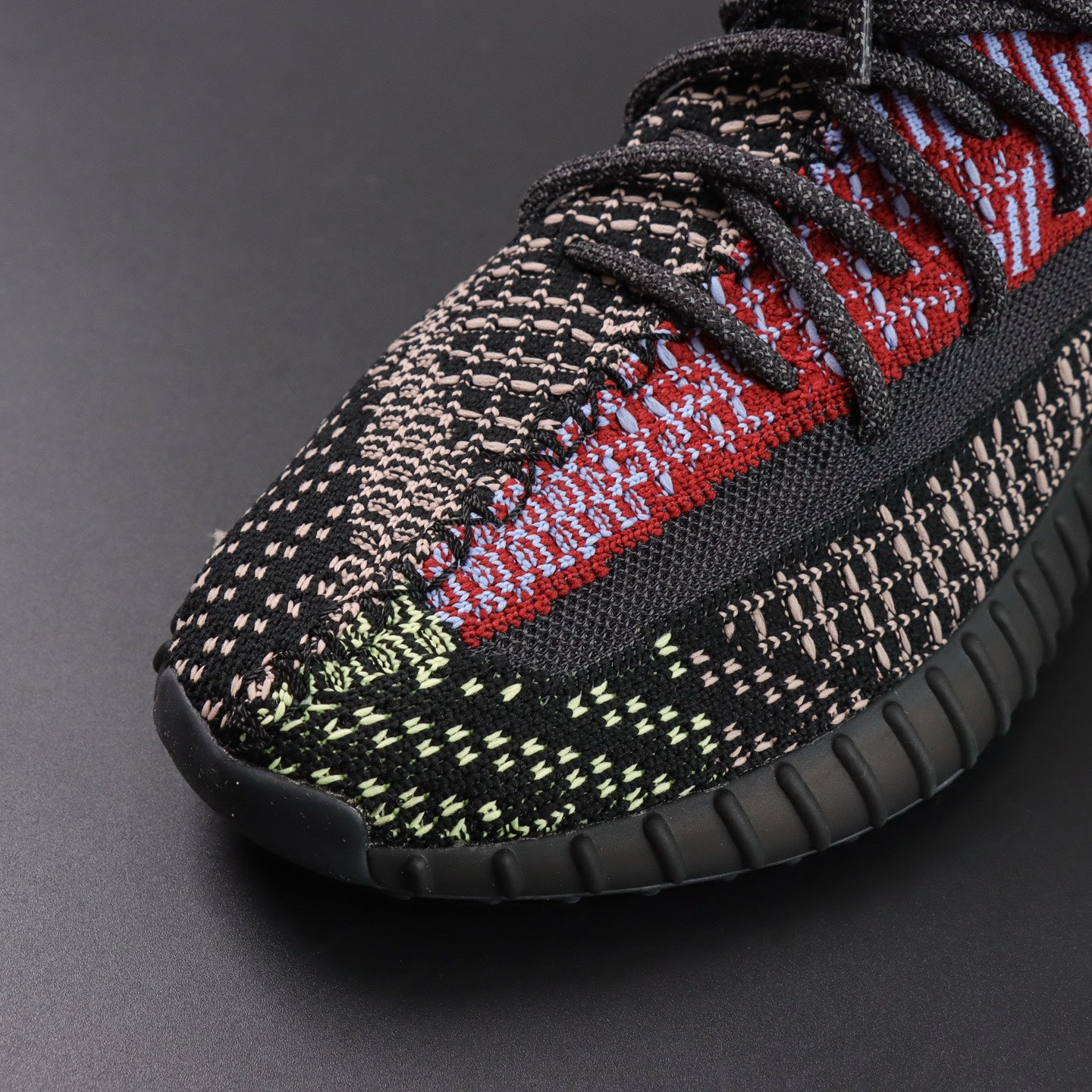 Ultra Yecheil Glow – Haos u bojama. Refleksija u mraku.