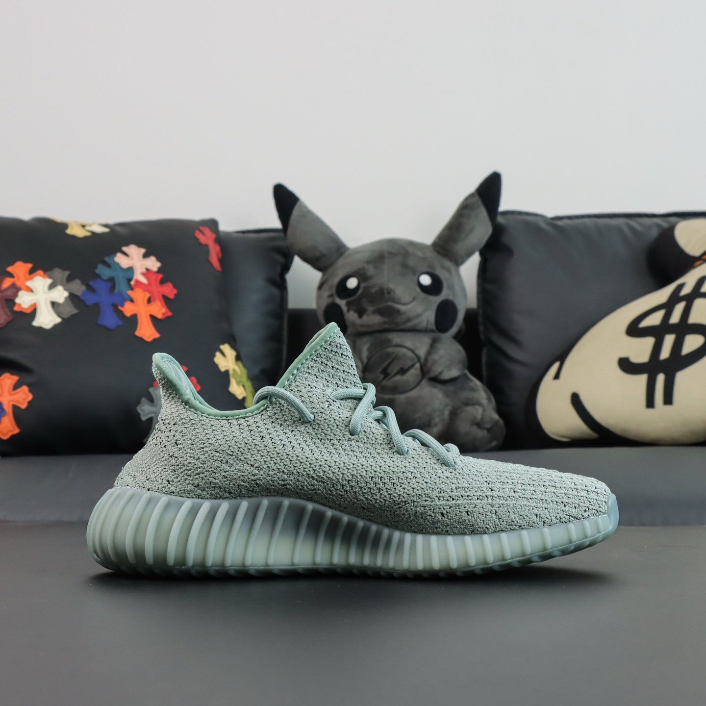 Ultra Slate Blue – Tamno plavi fokus. Minimalizam koji dominira.