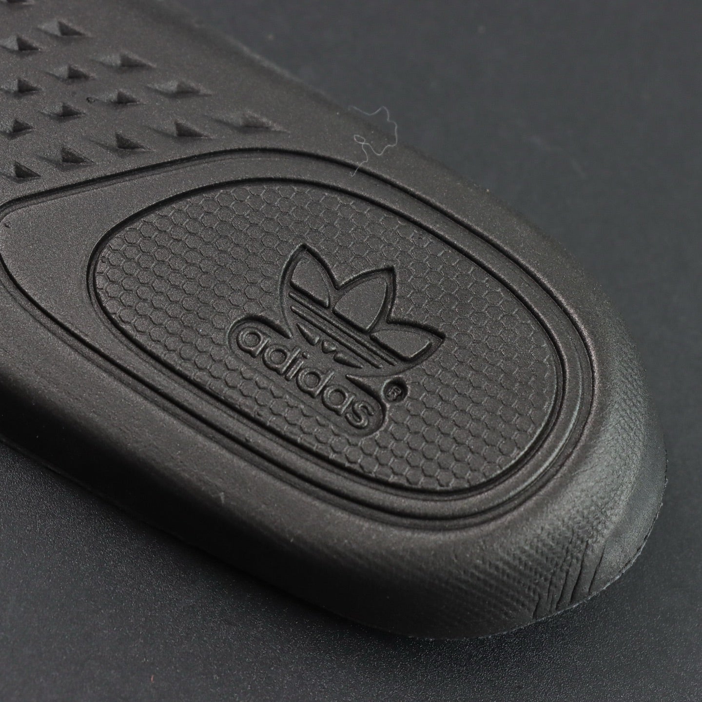 Ultra Dazzle Blue – Klasična crna, razbijena plavom energijom