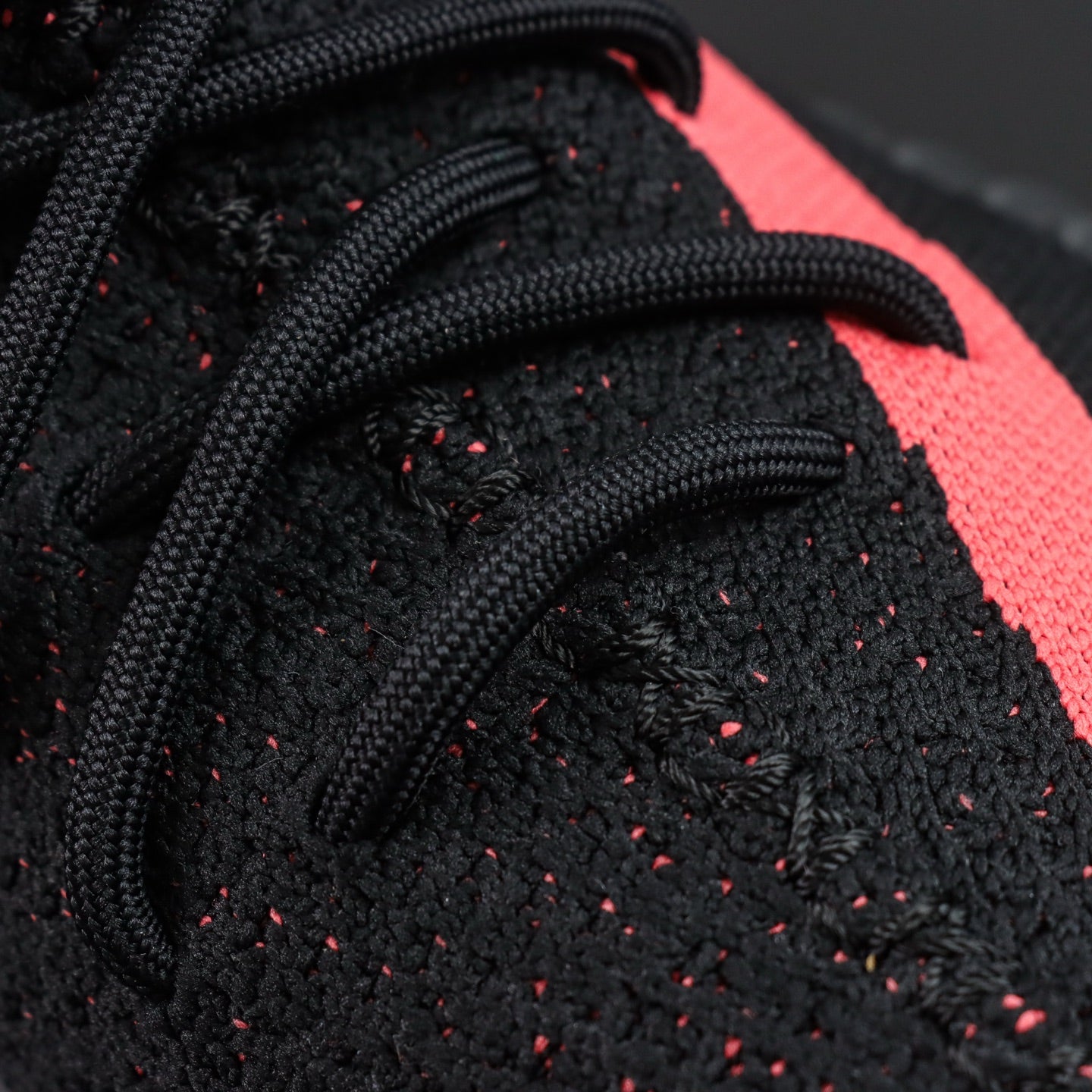 Ultra Shadow Black Red – Tihi luksuz & agresivan stil