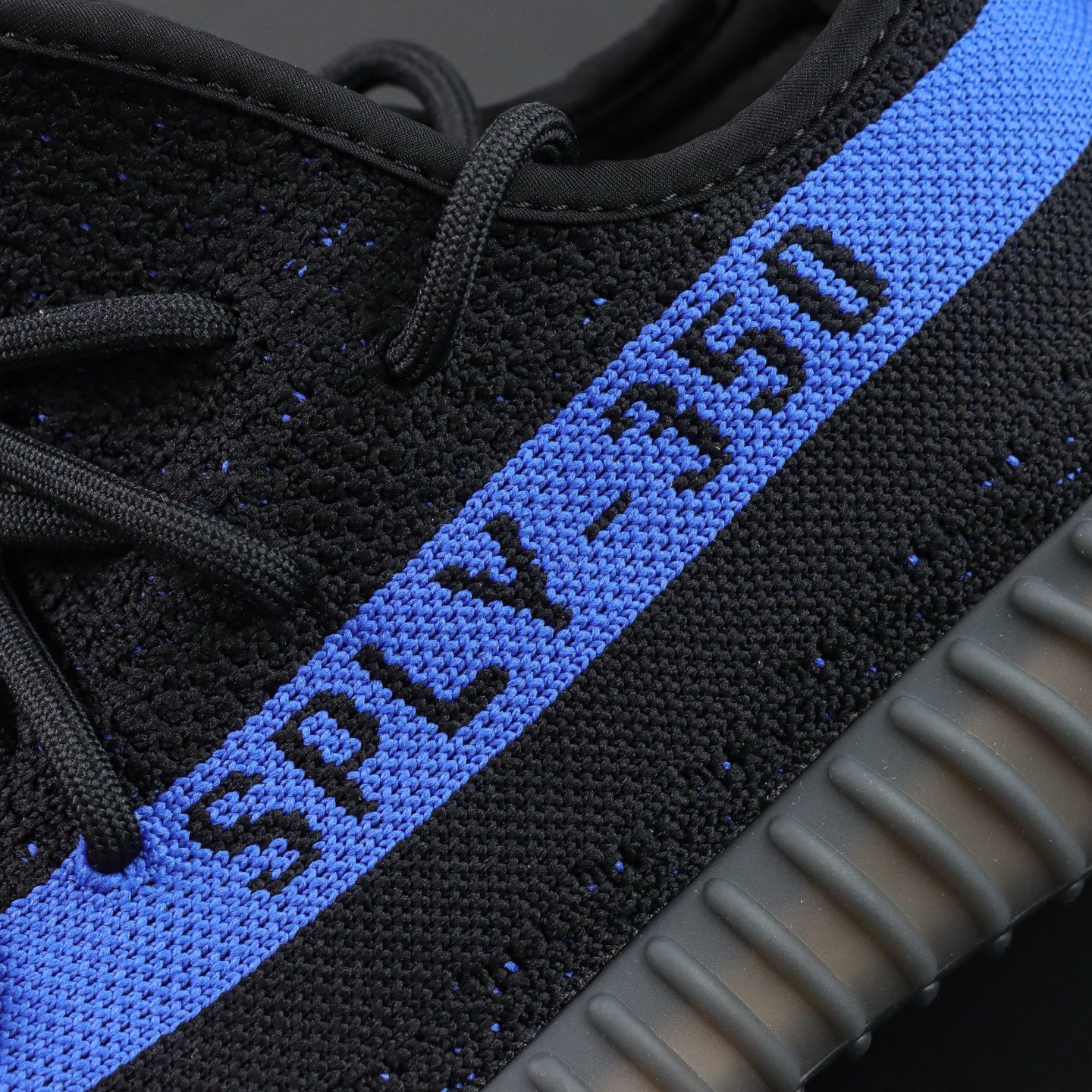 Ultra Dazzle Blue – Klasična crna, razbijena plavom energijom