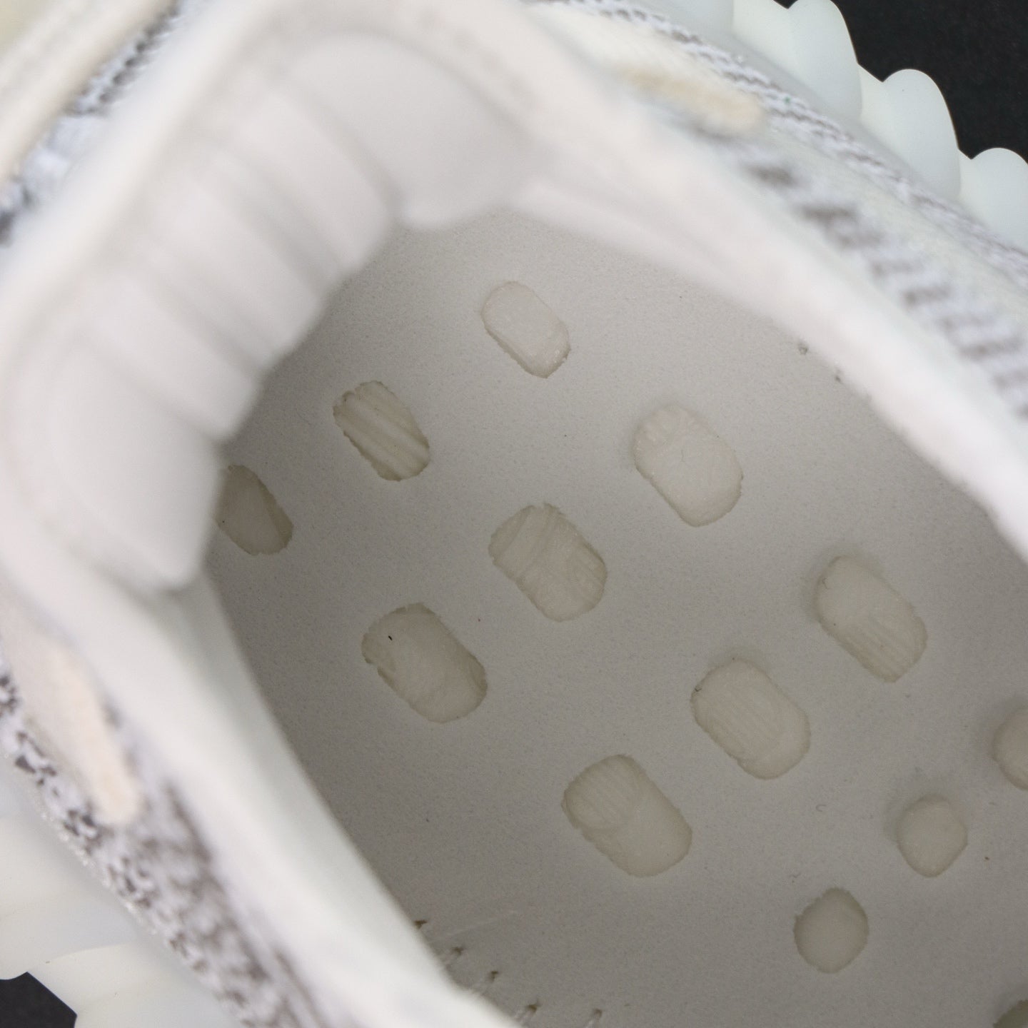 Ultra Static Glow – Klasičan stil. Noćni sjaj.