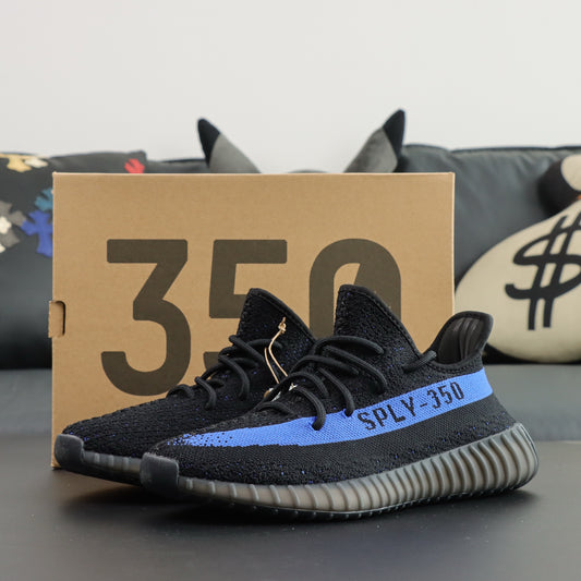 Ultra Dazzle Blue – Klasična crna, razbijena plavom energijom