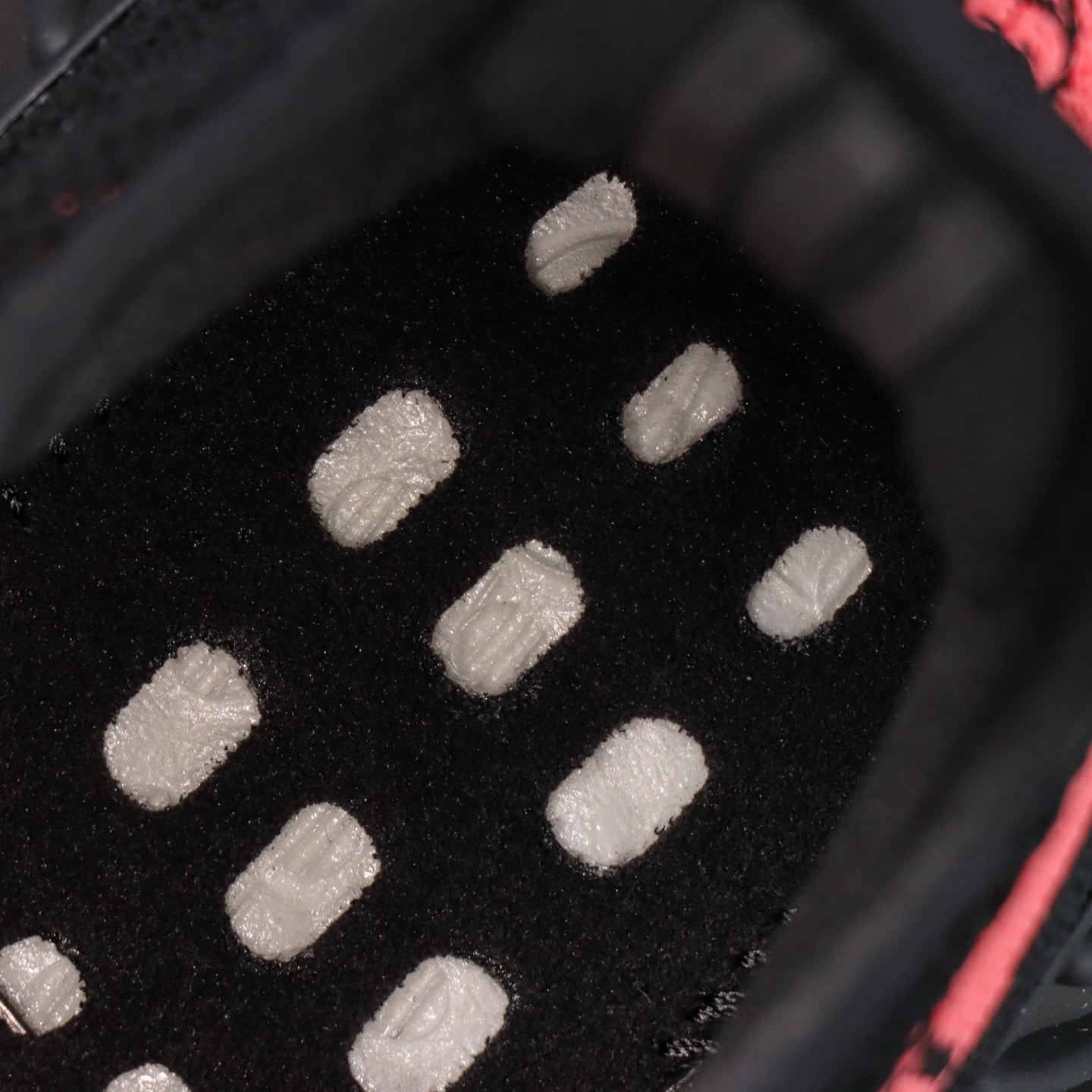 Ultra Shadow Black Red – Tihi luksuz & agresivan stil