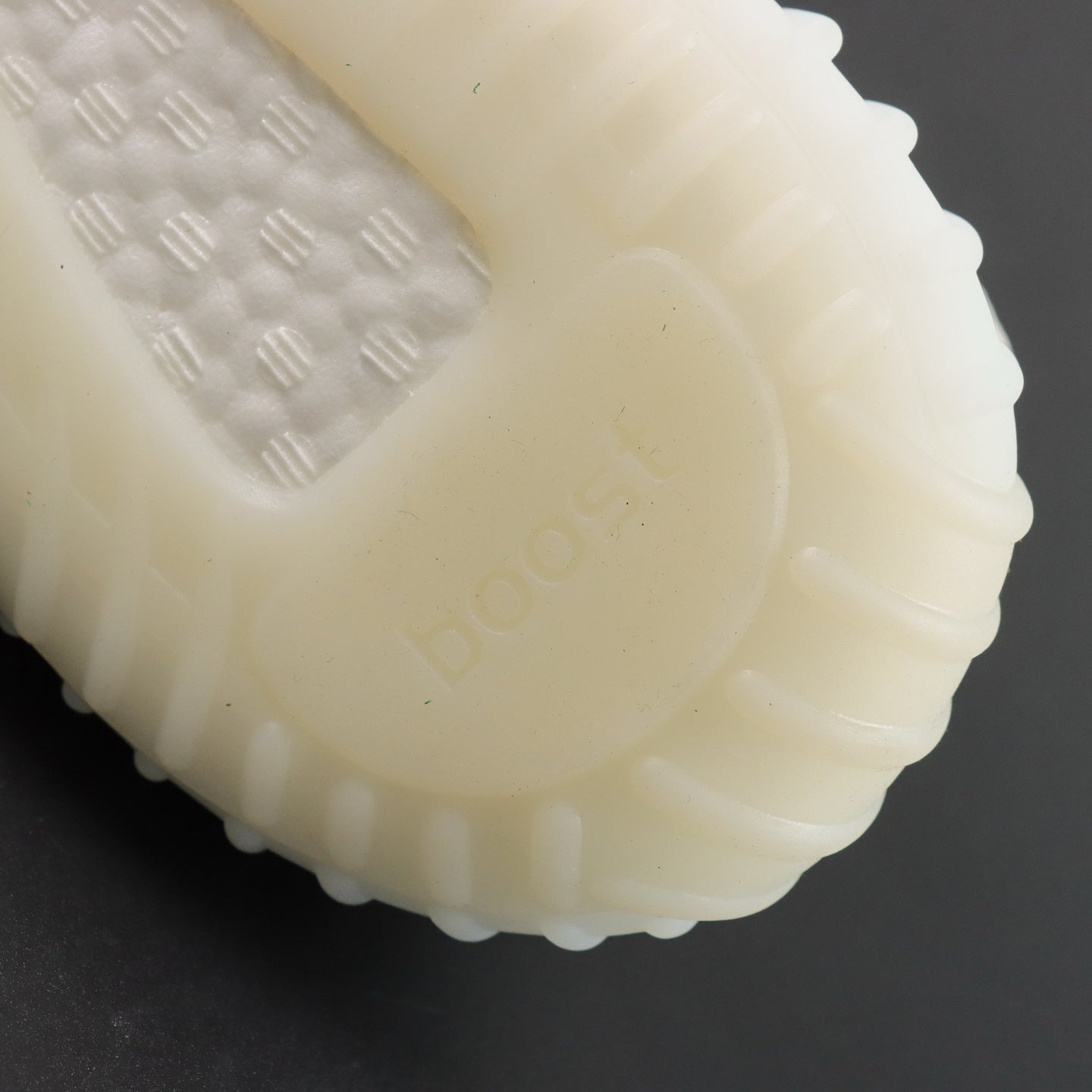 Ultra Static Glow – Klasičan stil. Noćni sjaj.